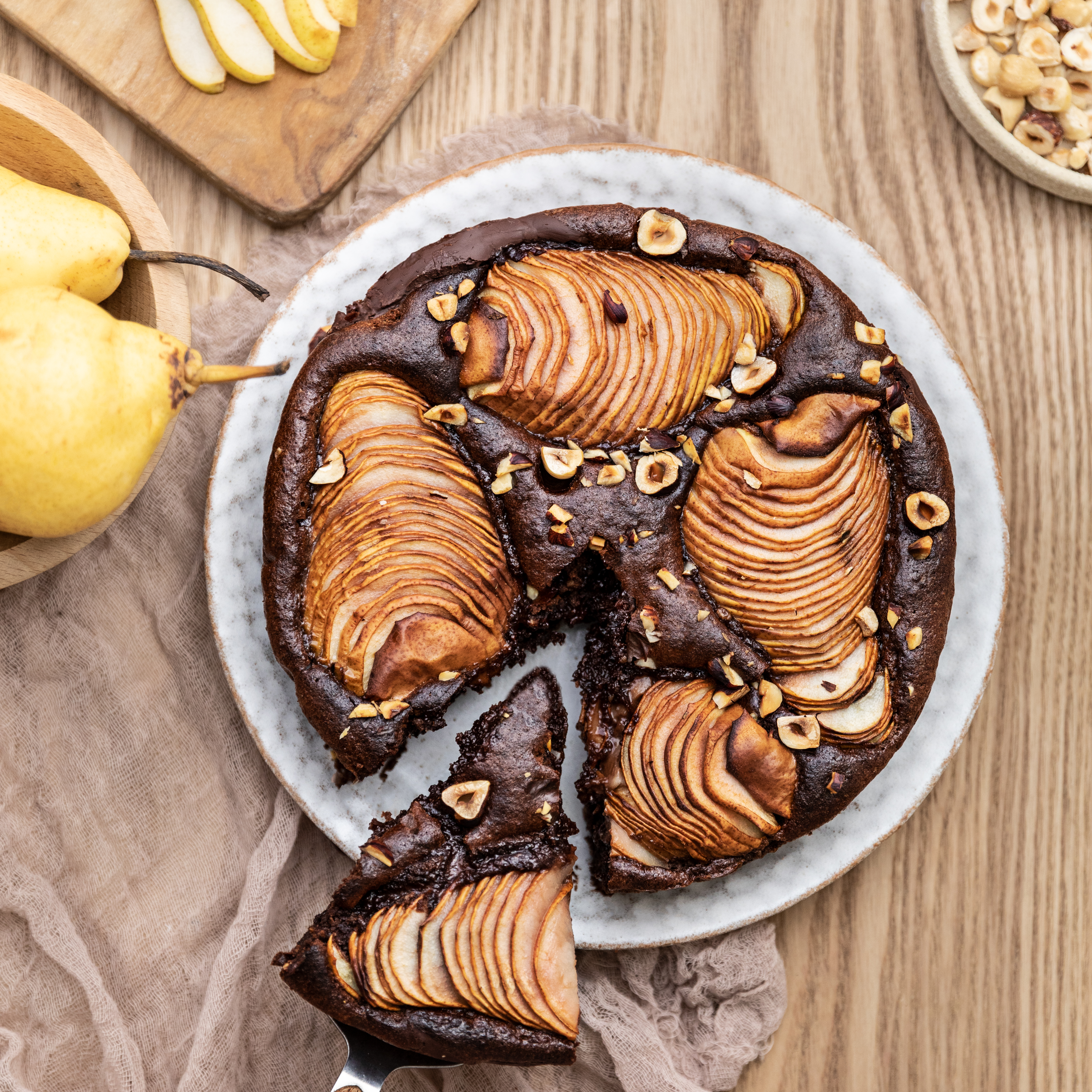 Glutenvrije peer- en hazelnootchocoladecake