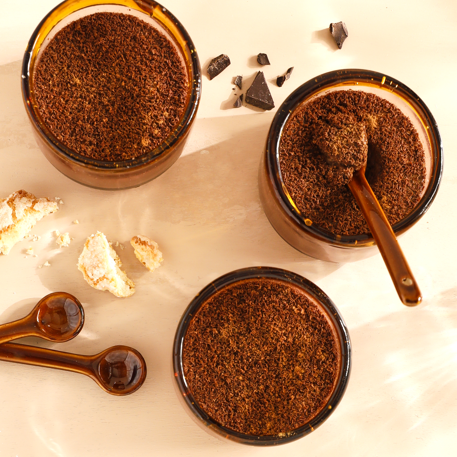 Dessert van chocoladeroom met kaneel