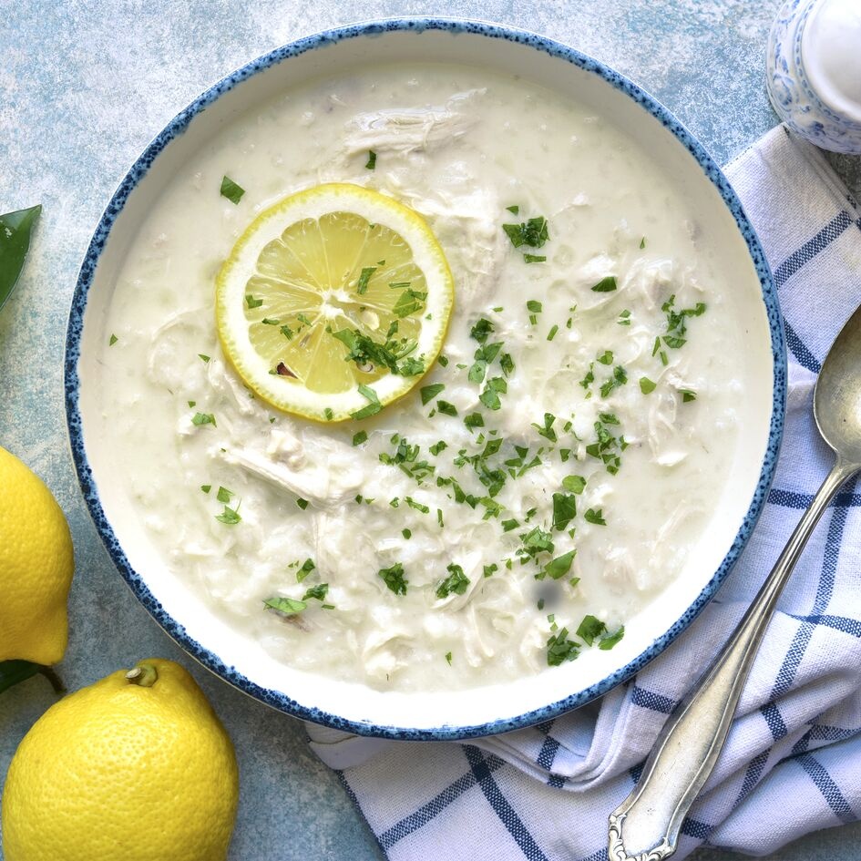 Sopa griega avgolemono con pollo y limón