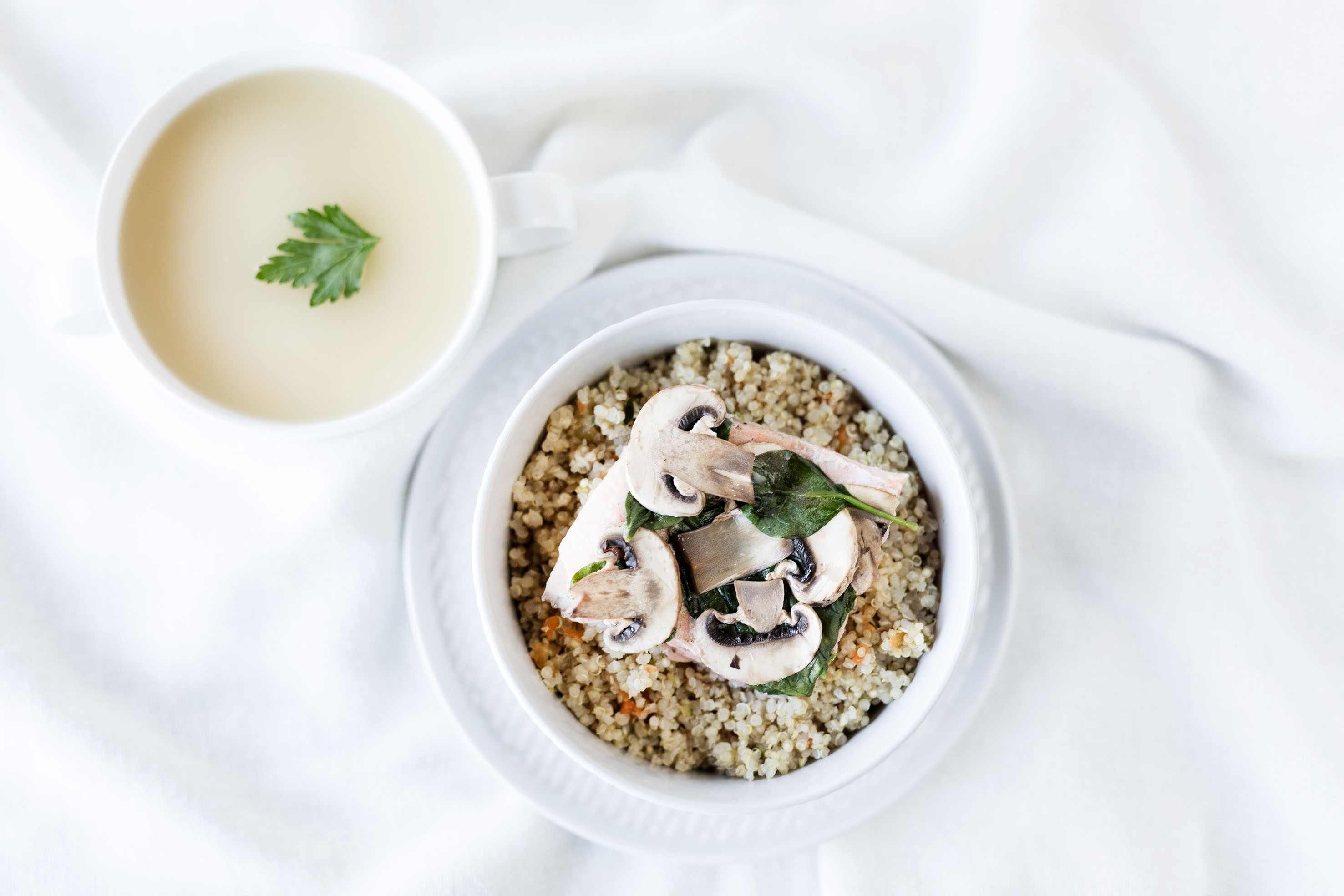 Sopa de ave, quinua con hortalizas y salmón en papillote