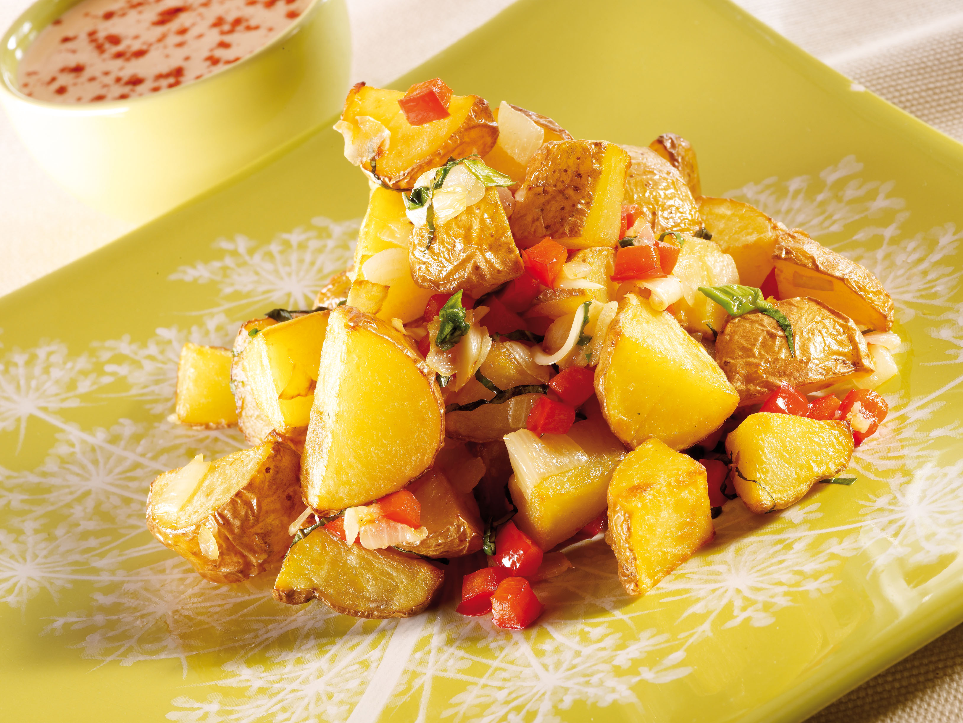 Mit Zwiebel und Paprika gedünstete Kartoffelecken