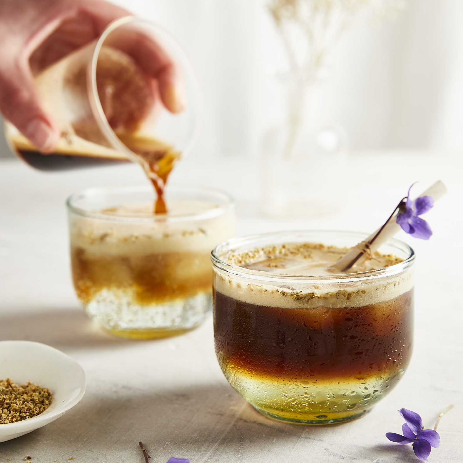 Tonic-koffie met vlierbloesem