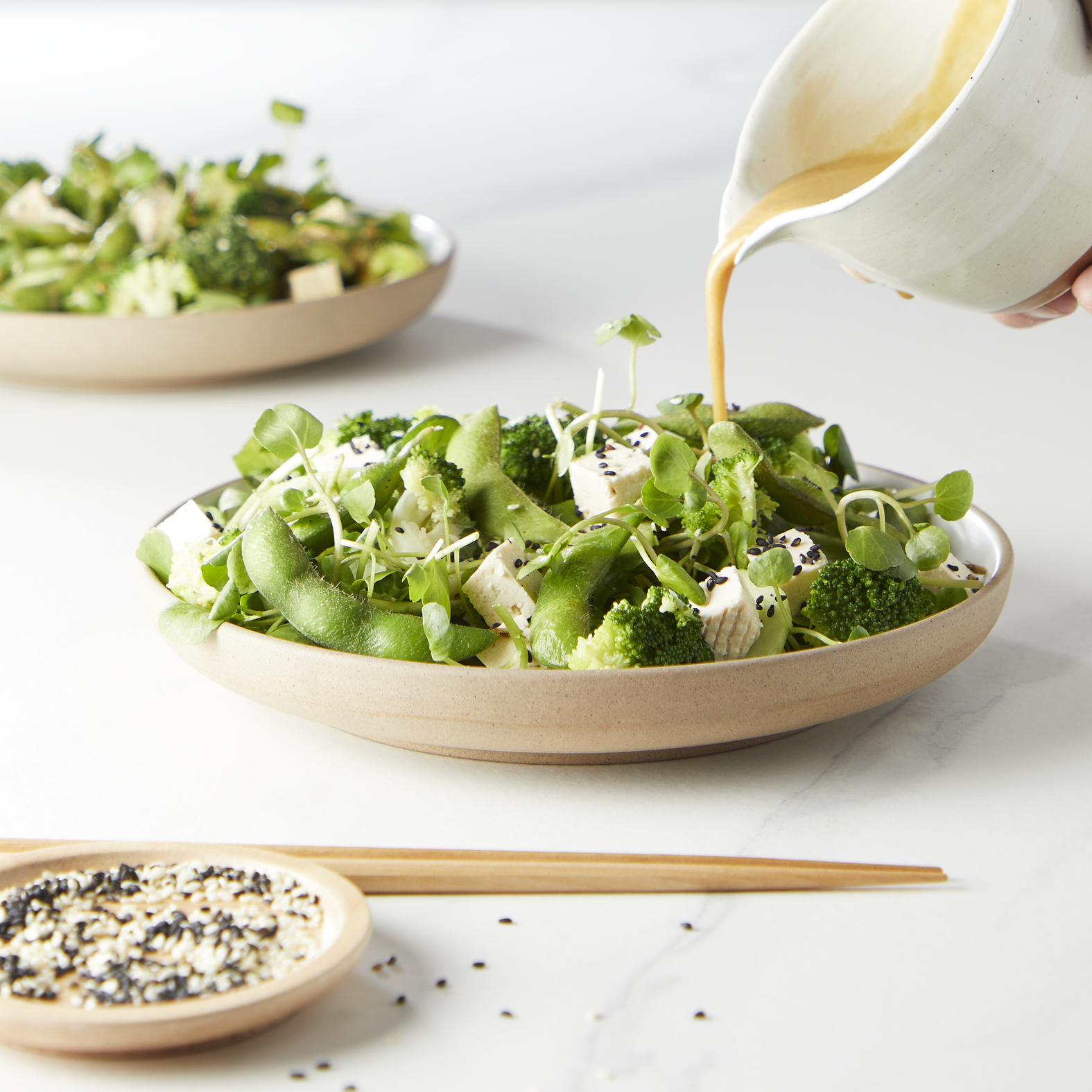 Insalata di tofu con salsa di miso e sesamo