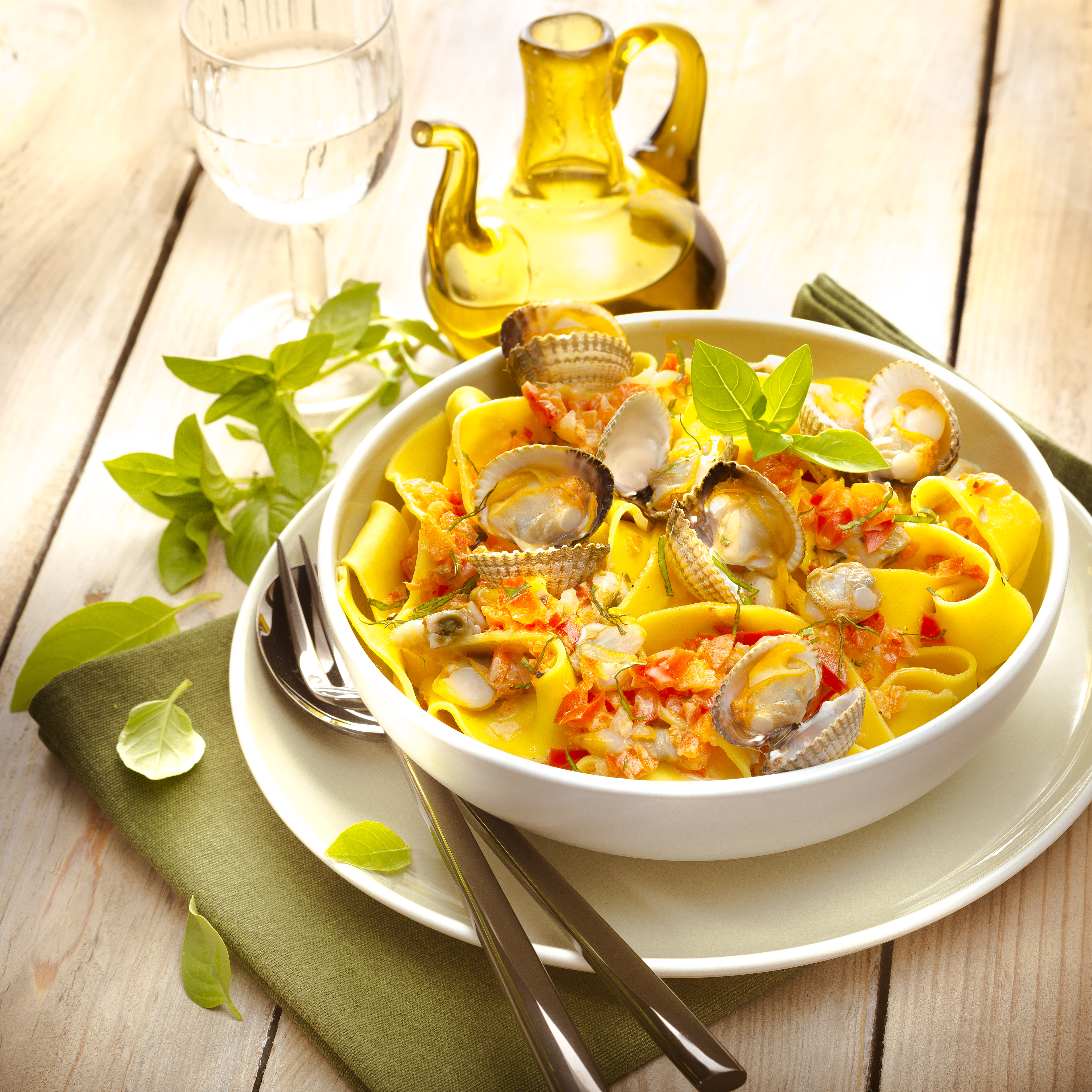 Ensalada de pasta casera con berberechos y salsa de pimientos