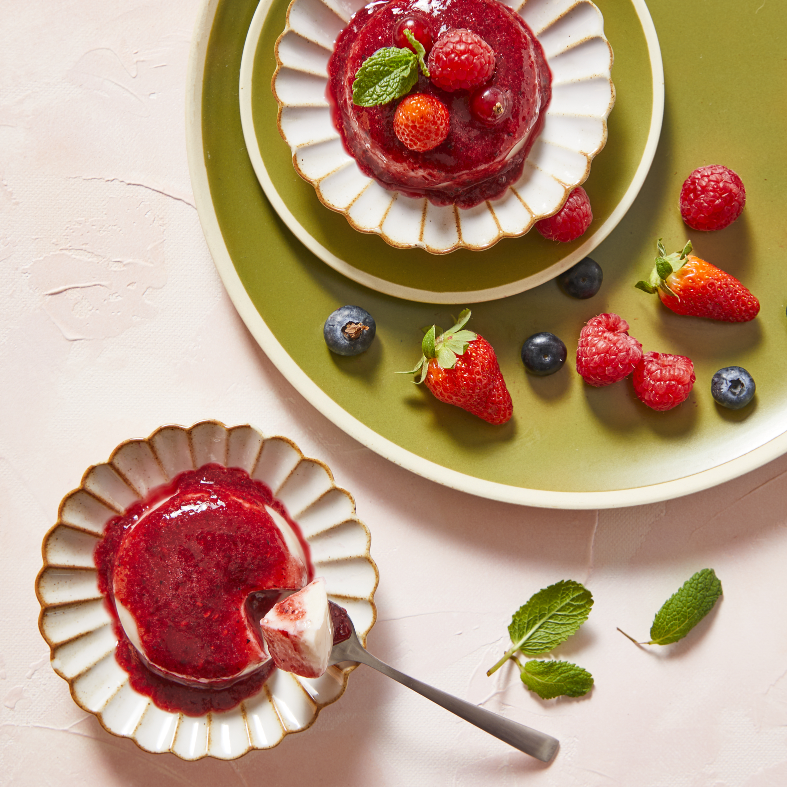 Panna cotta vegan com coulis de frutos vermelhos