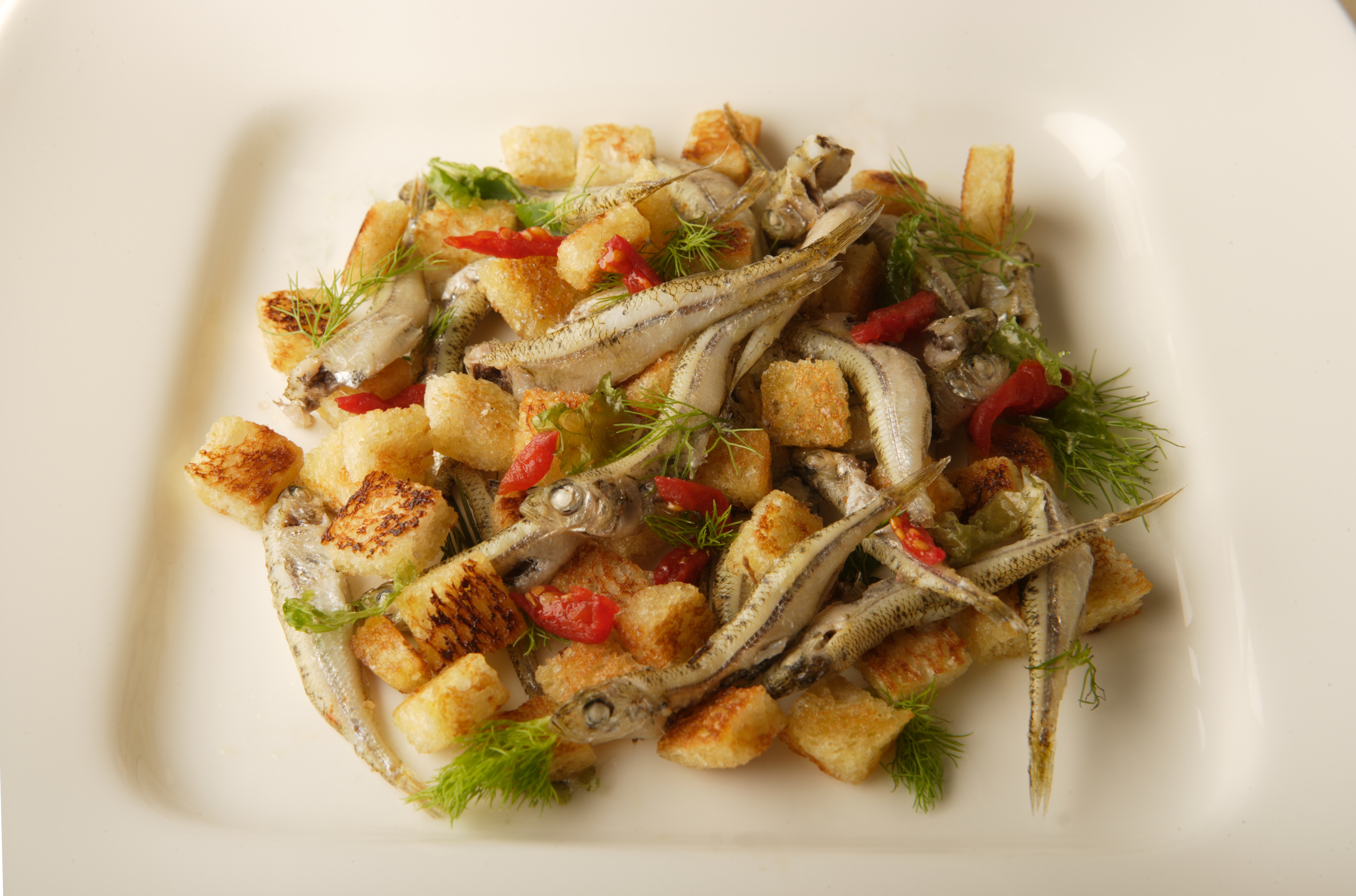 Knusprige Stinte mit Brot und Tomaten