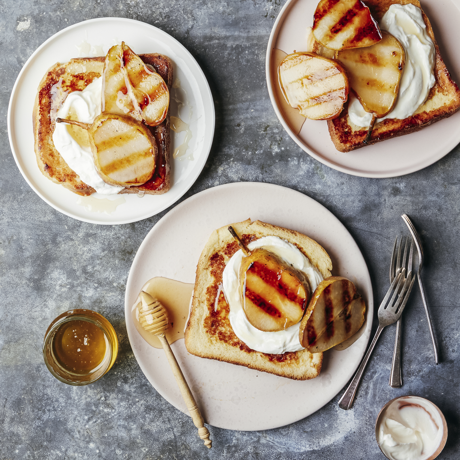 Rabanadas (fatias douradas) e peras caramelizadas