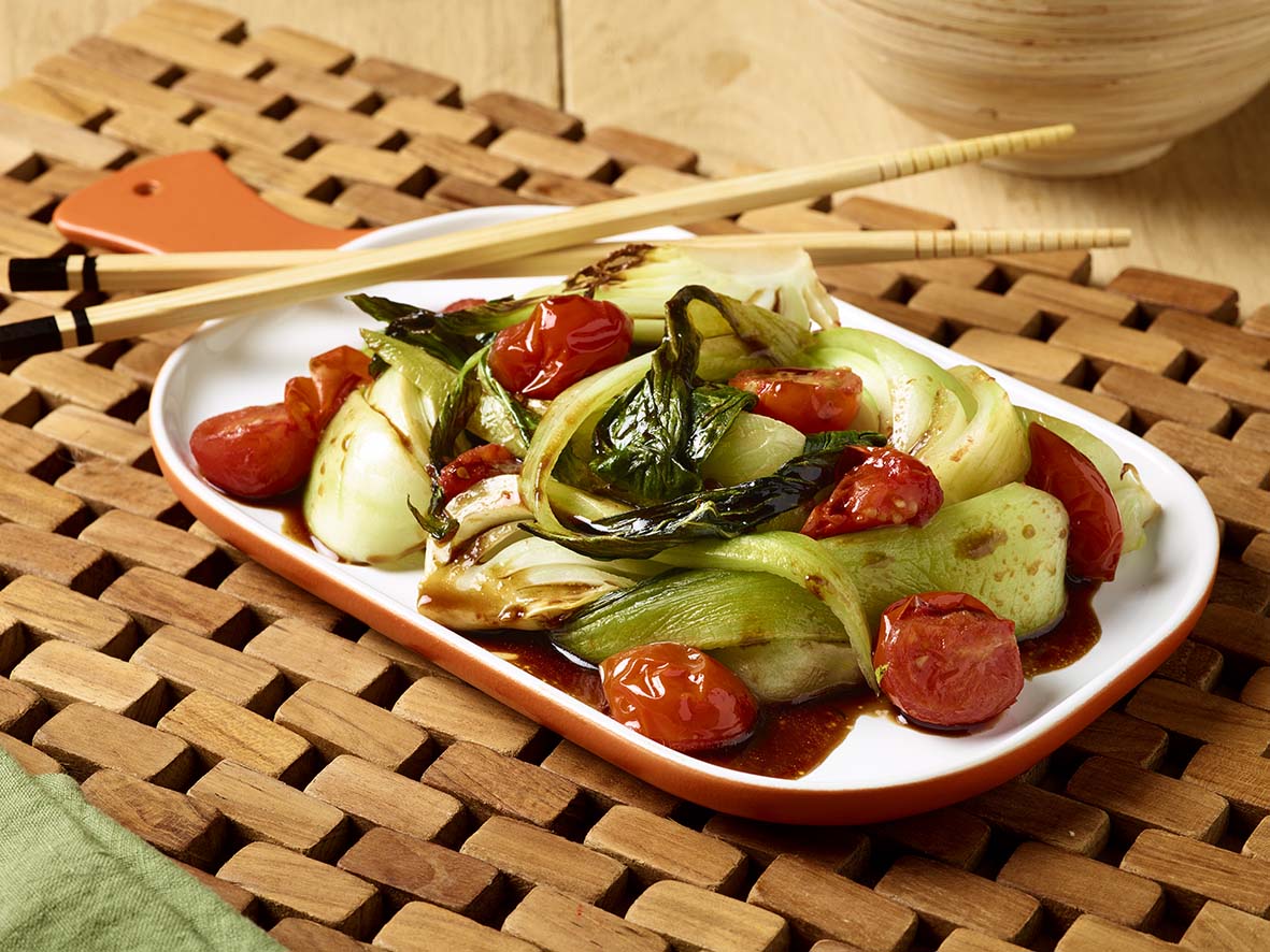 Gerührter Pak Choi mit Tomate