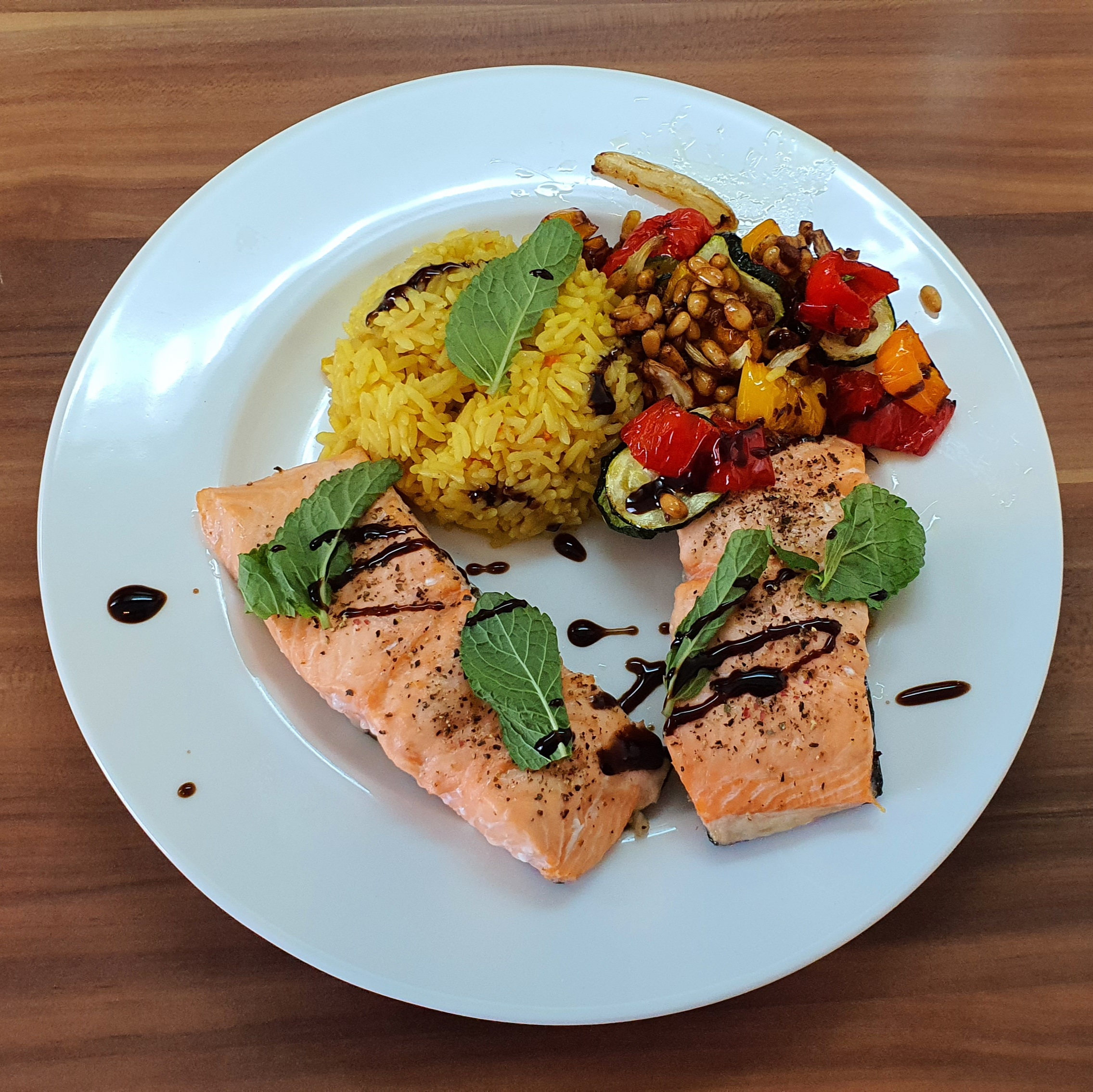 Lachsfilet mit Gemüse und Reis