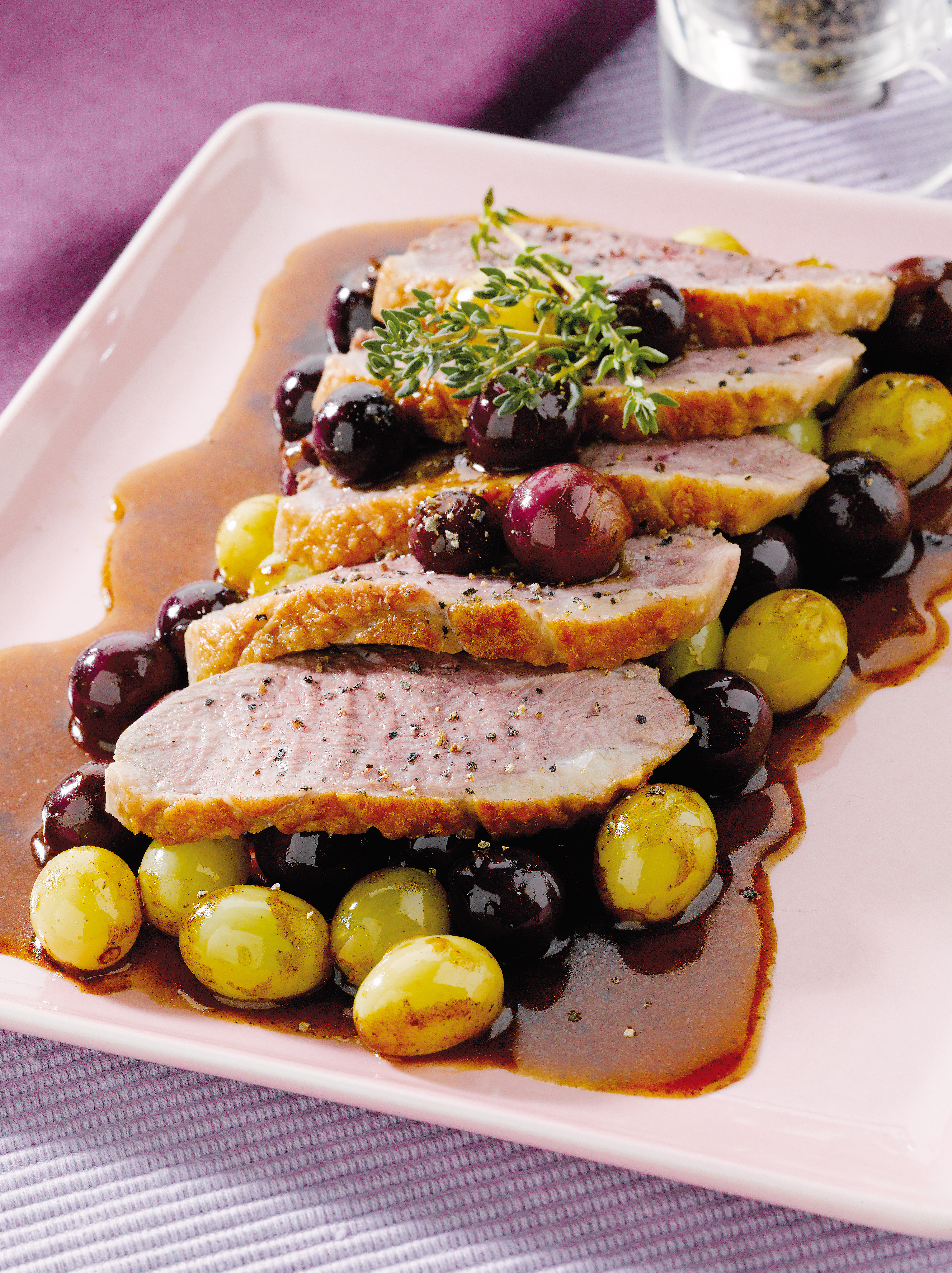 Filetti di anatra con uva e cavolo ripieni di foie gras