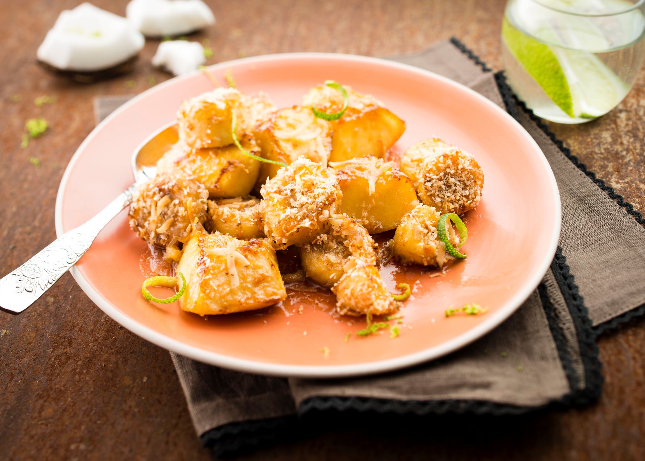 Äpfel und Bananen mit Kokosnuss