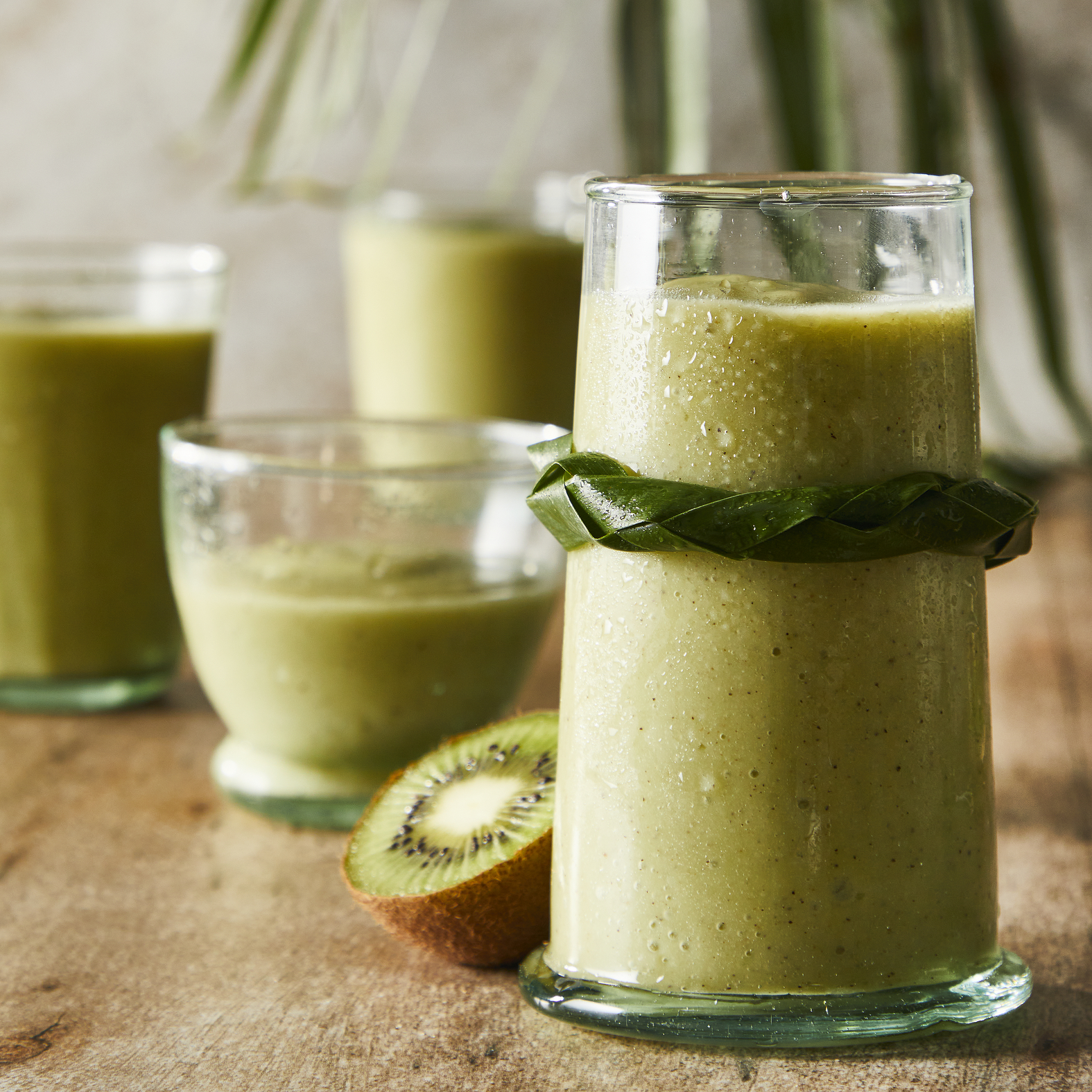 Smoothie met avocado, banaan, kiwi en kokosnoot