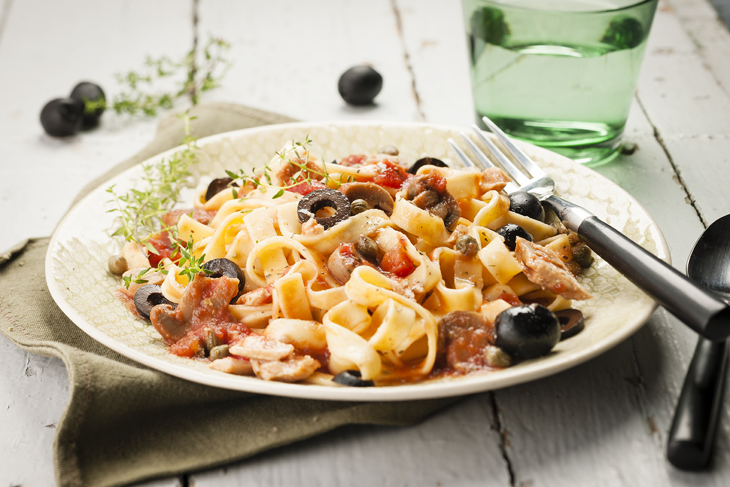 Tallarines con atún y tomate