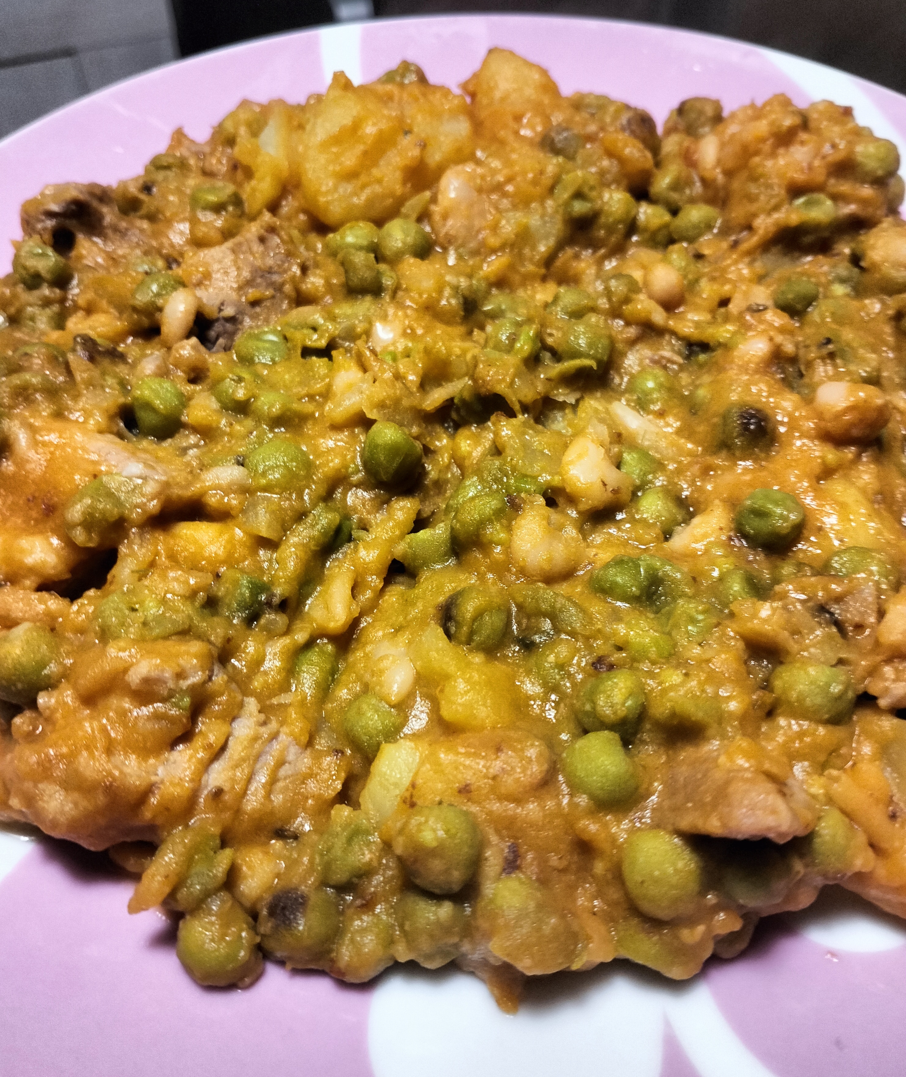 Spezzatino di maiale con patate, piselli e fagioli