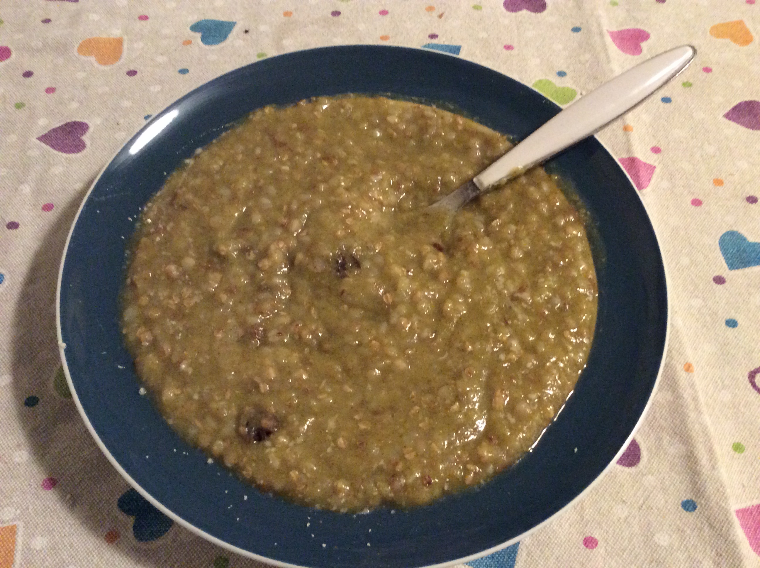 Zuppa con broccoli, uvetta e grano saraceno