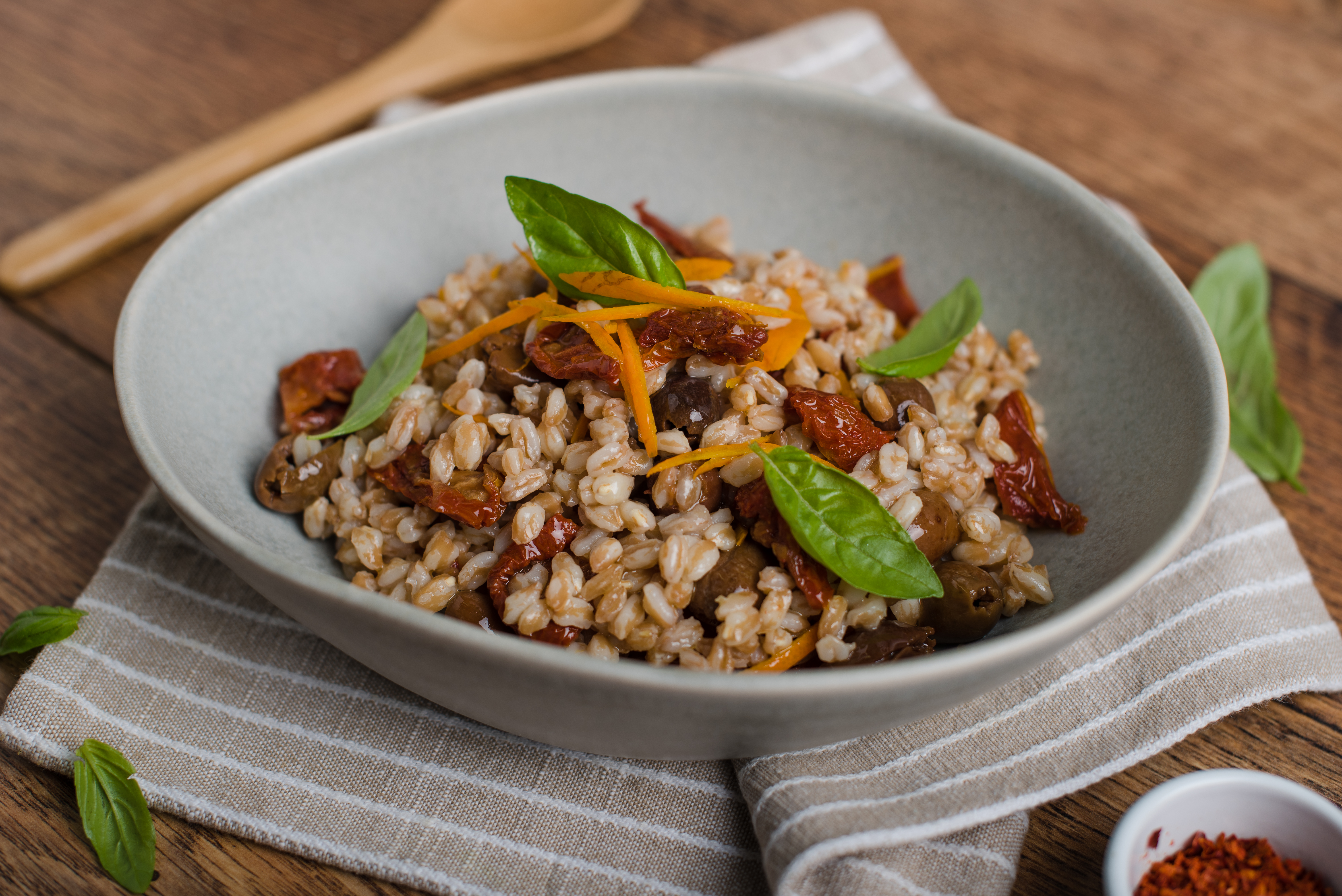 Farro, olive e pomodorini secchi