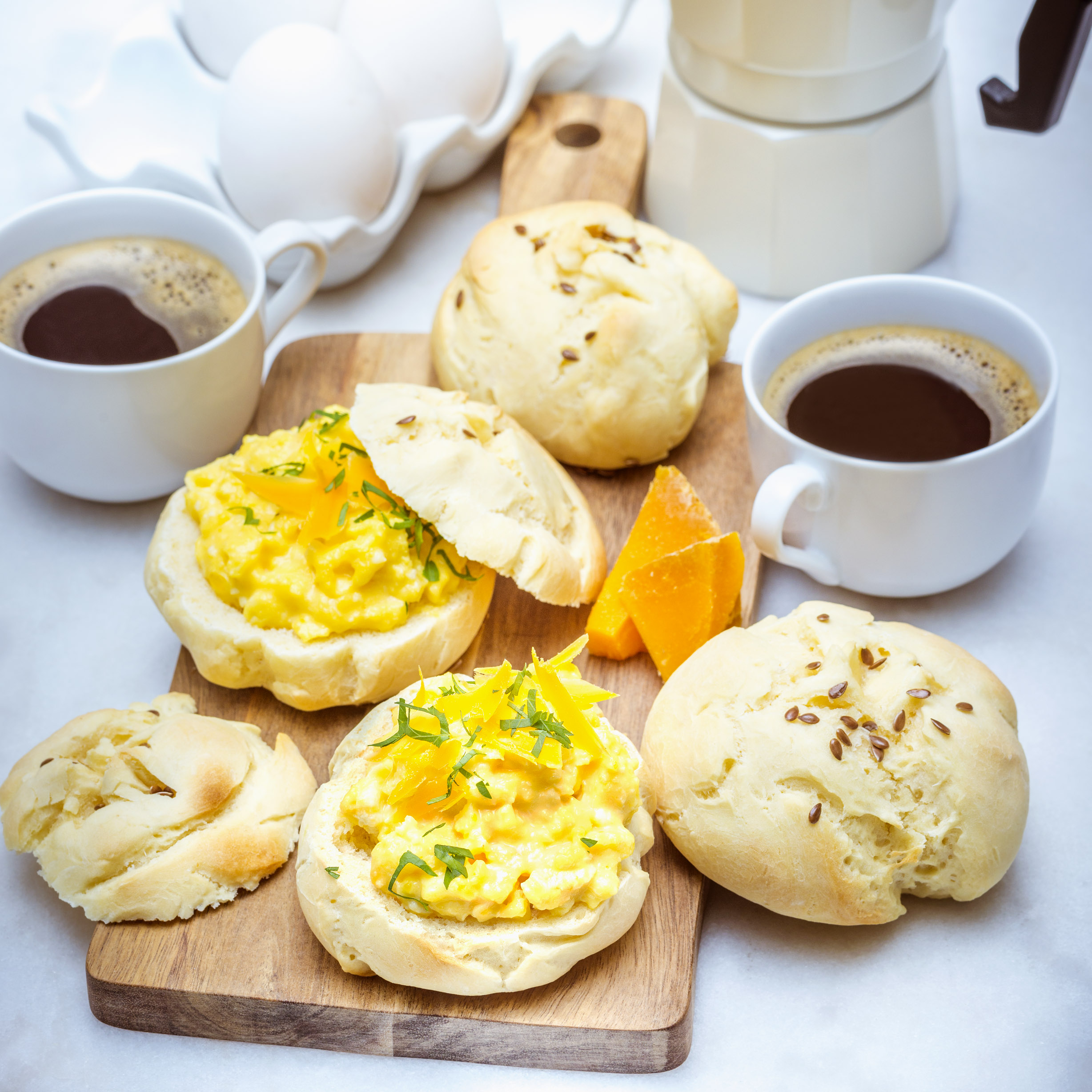 Ovos mexidos com queijo flamengo e pãezinhos