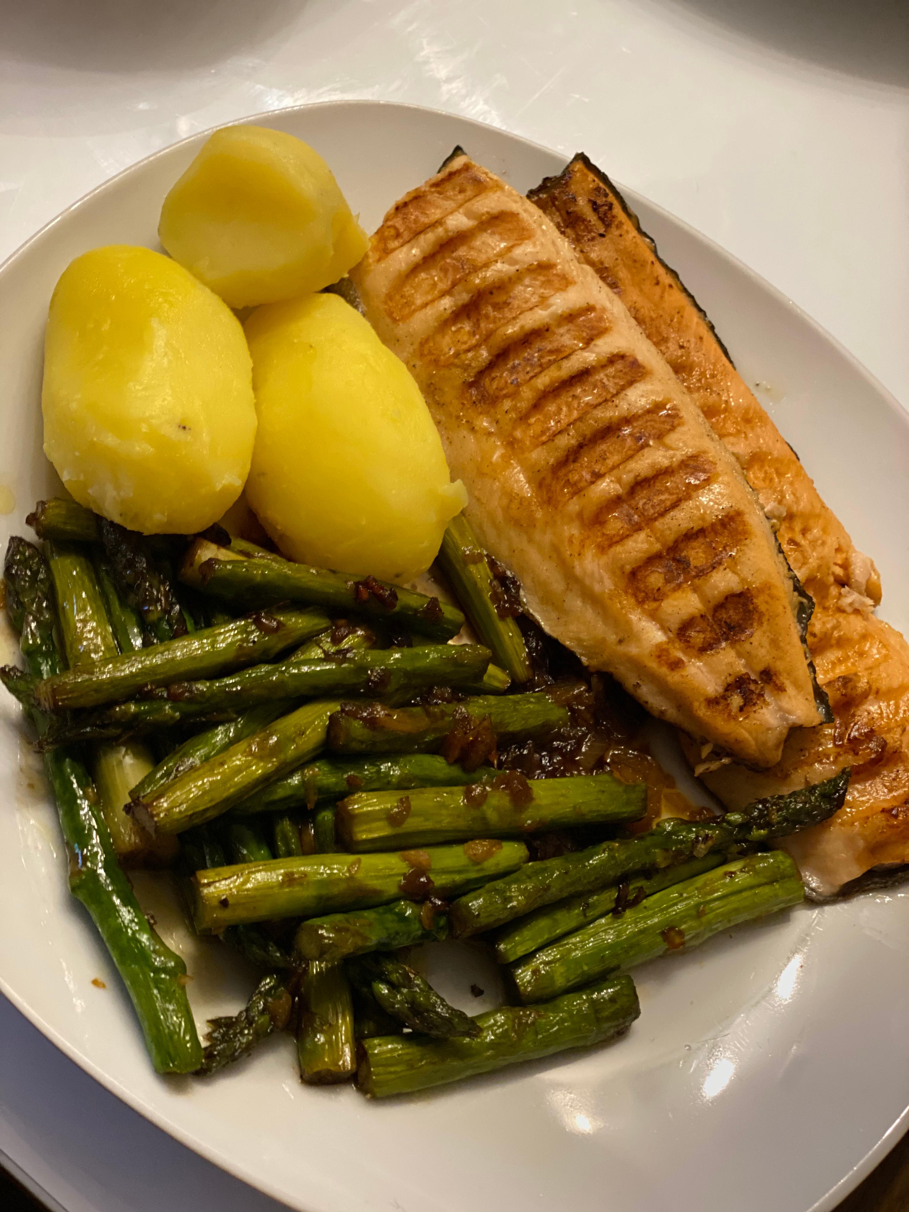 Lachsforellenfilet mit Kartoffel an Grünen Spargel