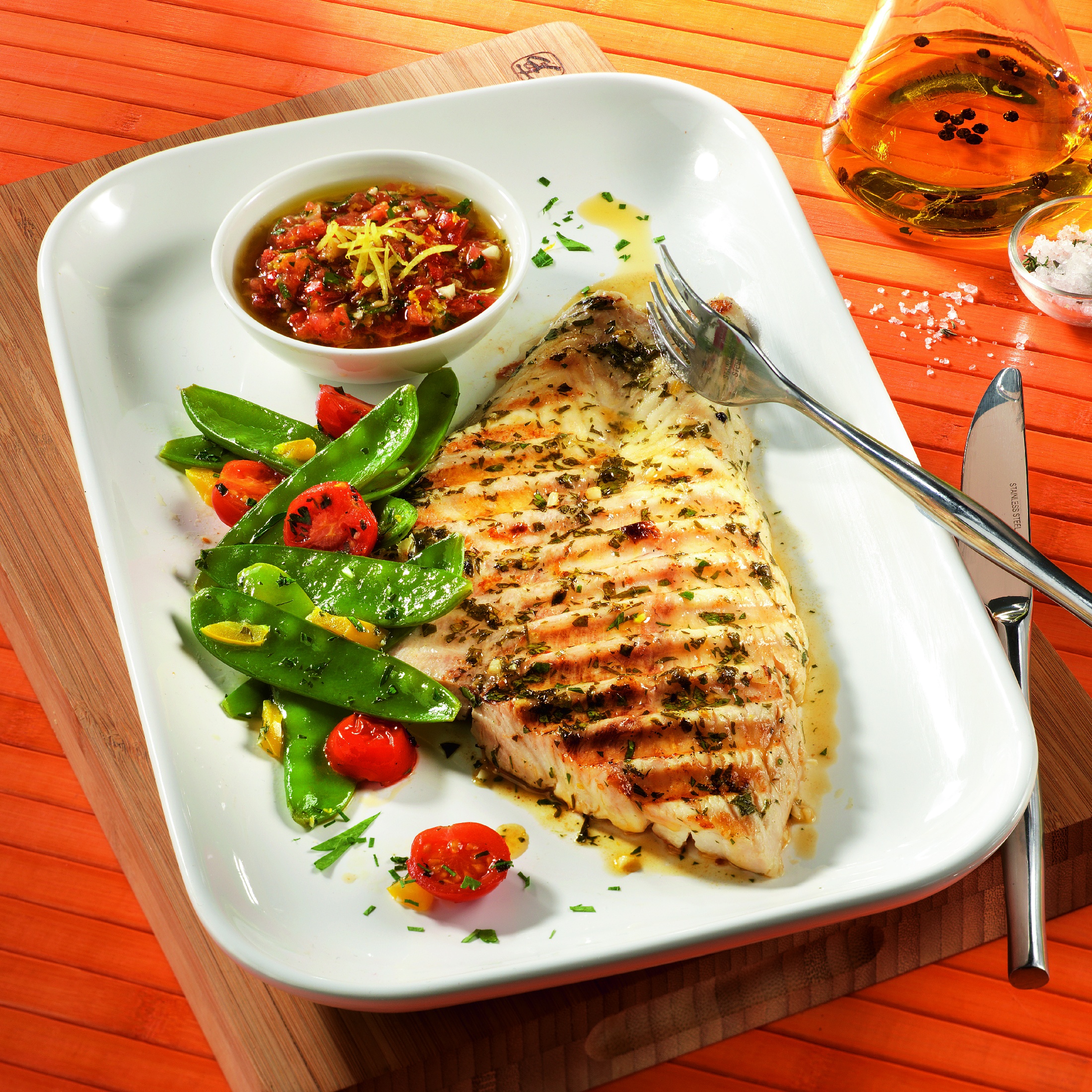 Gegrilde dorade met tomaat en olijven
