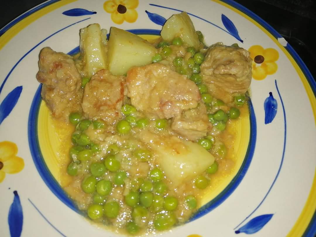 Spezzatino di suino con patate e piselli
