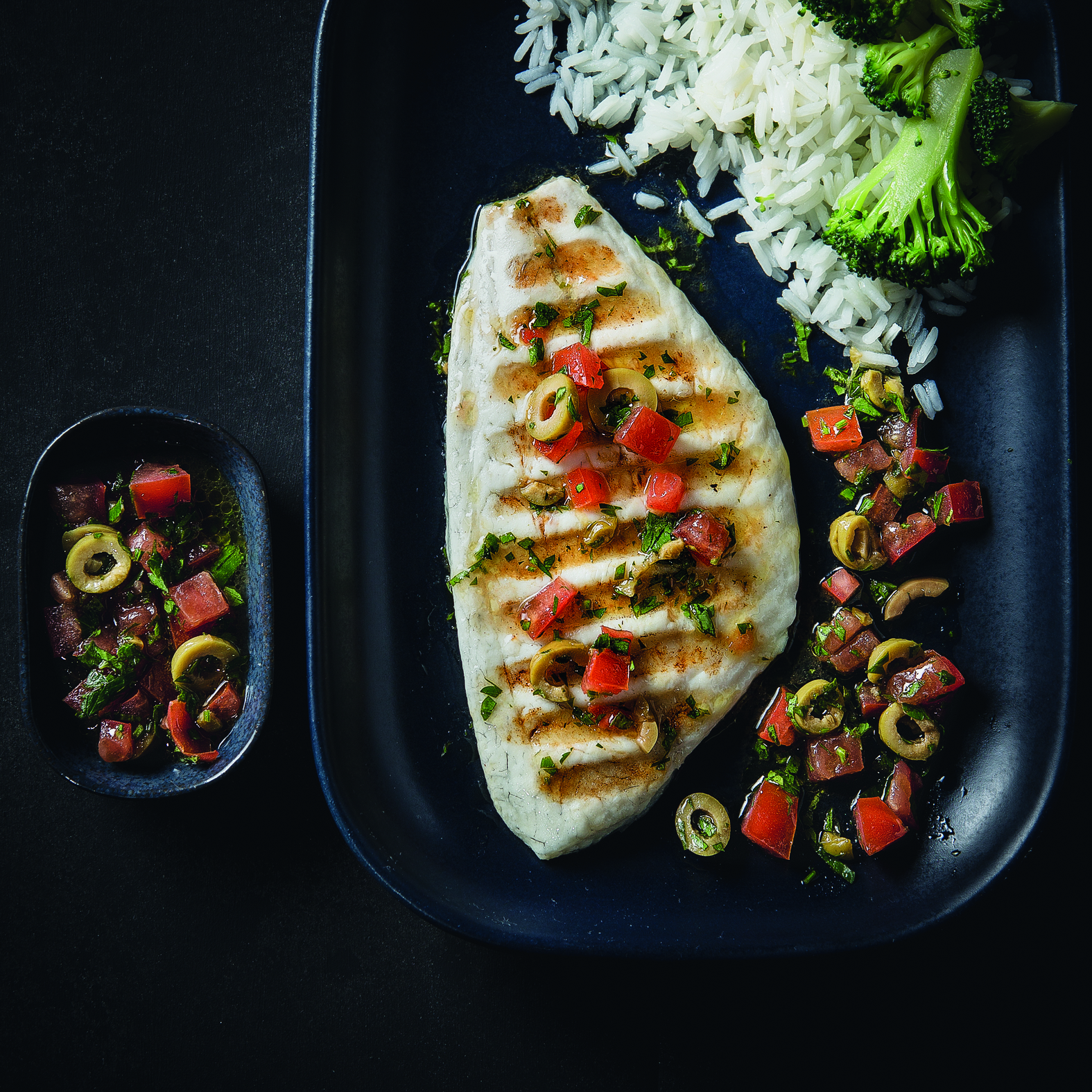 Dorada con tomates y aceitunas