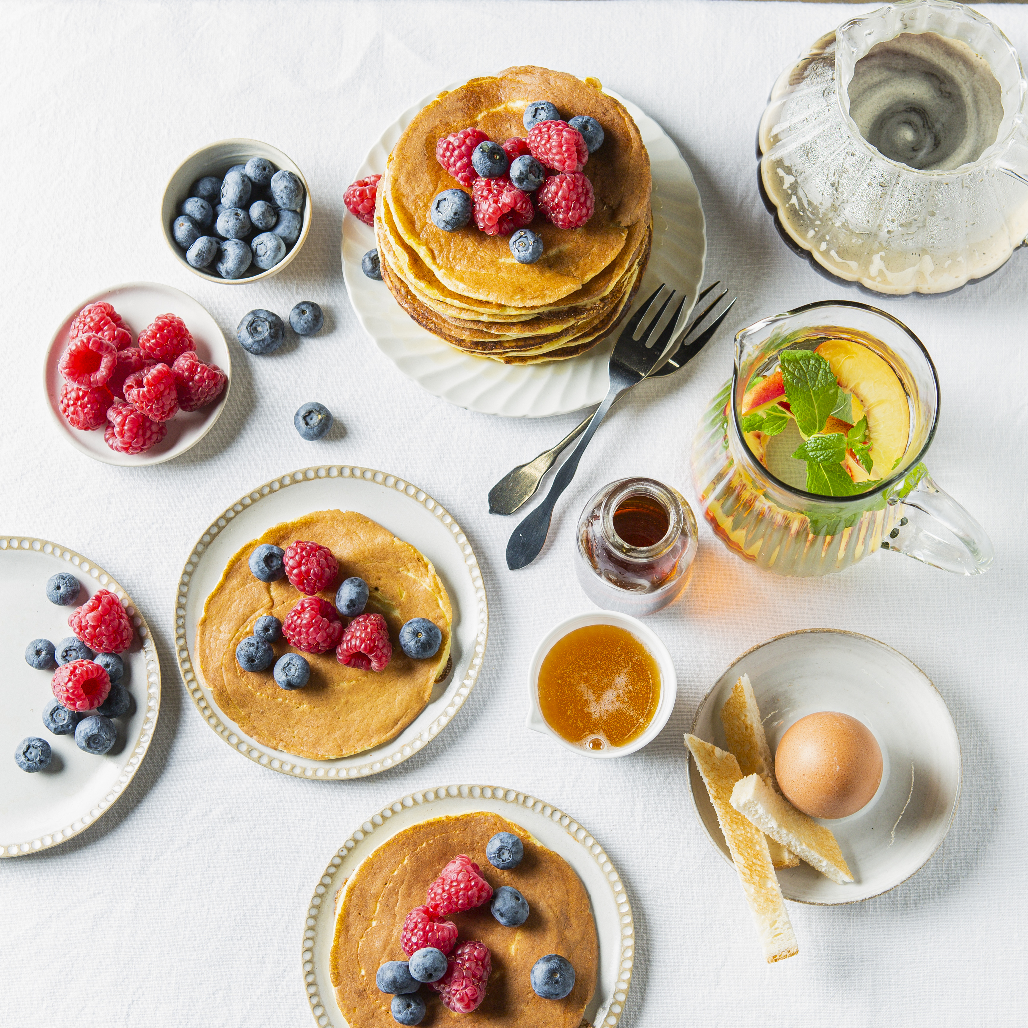 Tortitas de ricotta con fruta de temporada