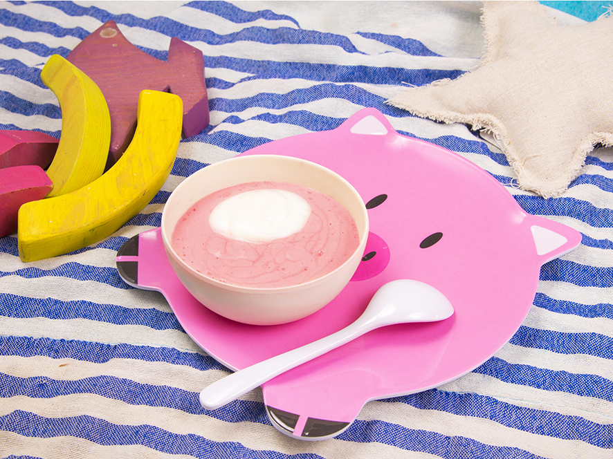 Crema de yogur griego con fresas y piña para bebé