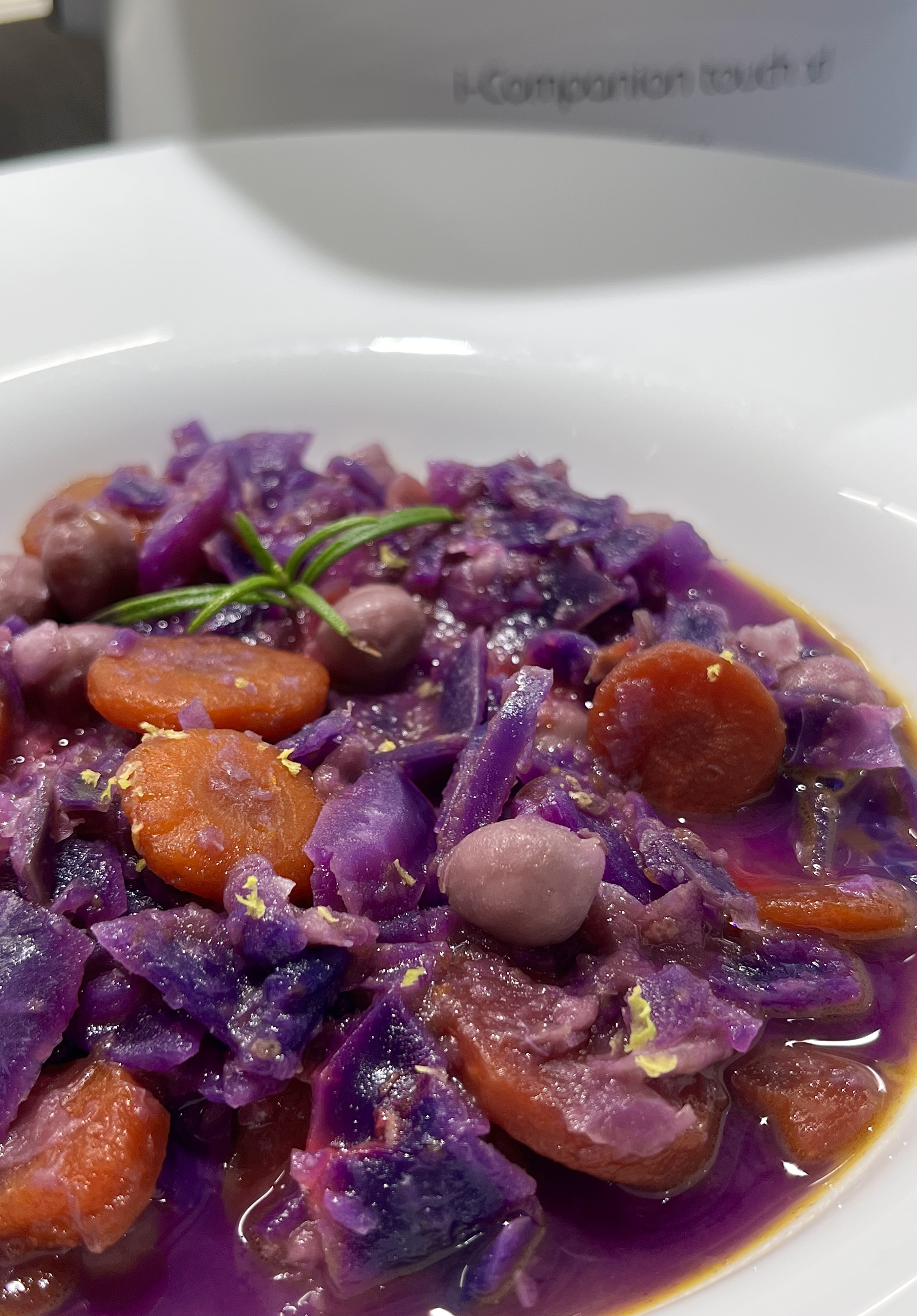 Zuppa di cavolo cappuccio viola con ceci