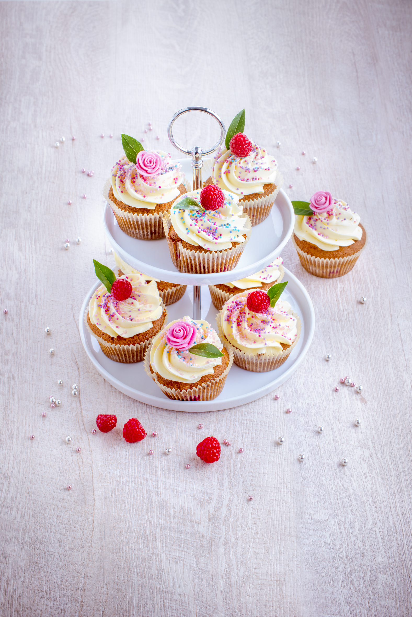 Himbeer-Cupcakes mit weißer Schokolade
