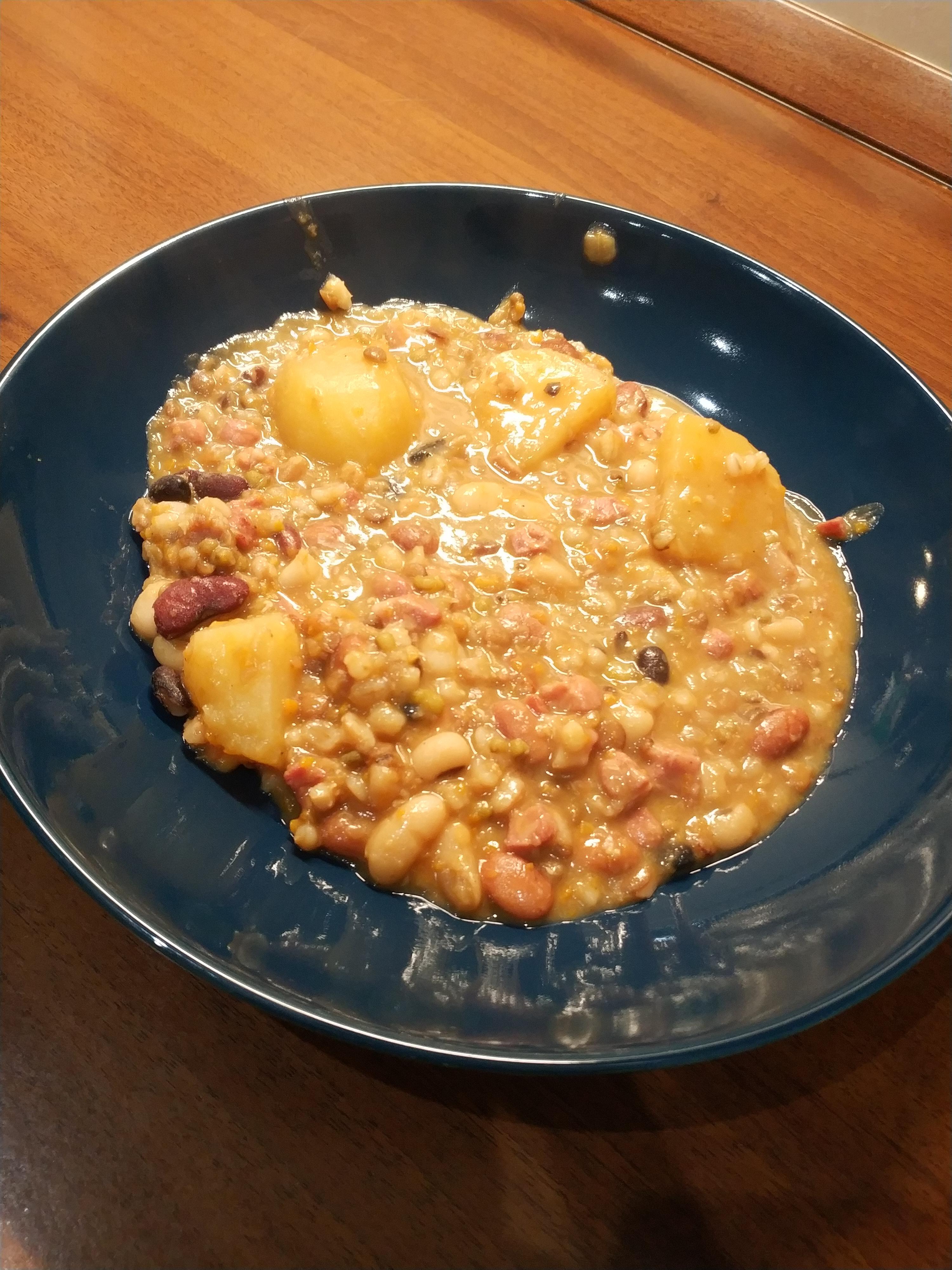 Zuppa di legumi e cereali