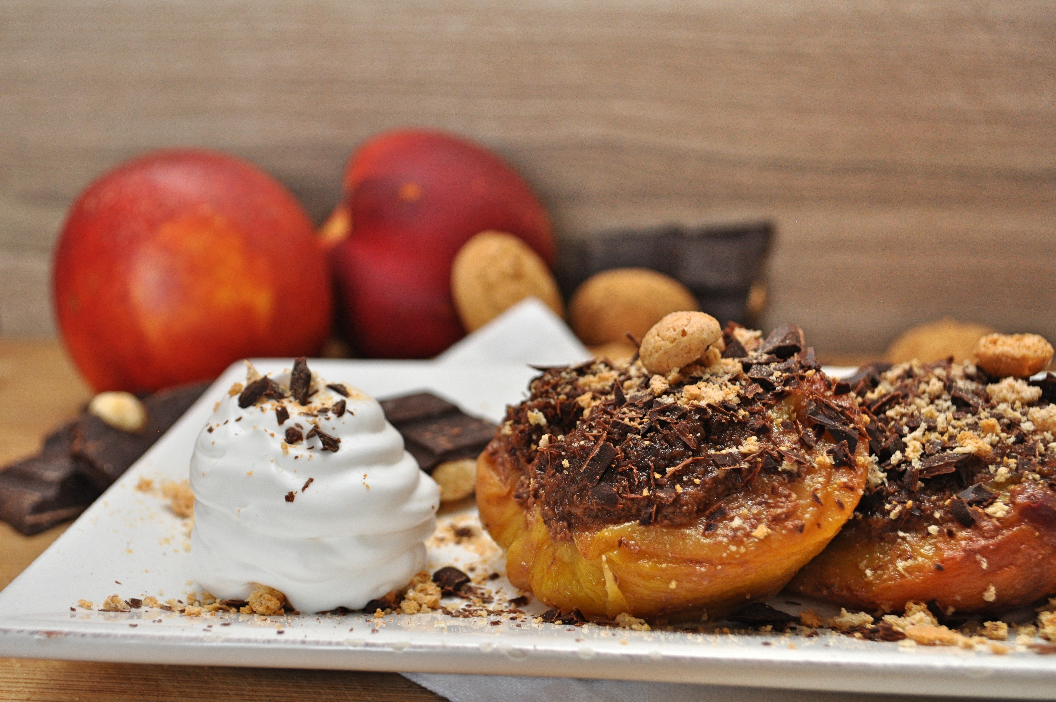 Pesche al cioccolato e mandorle