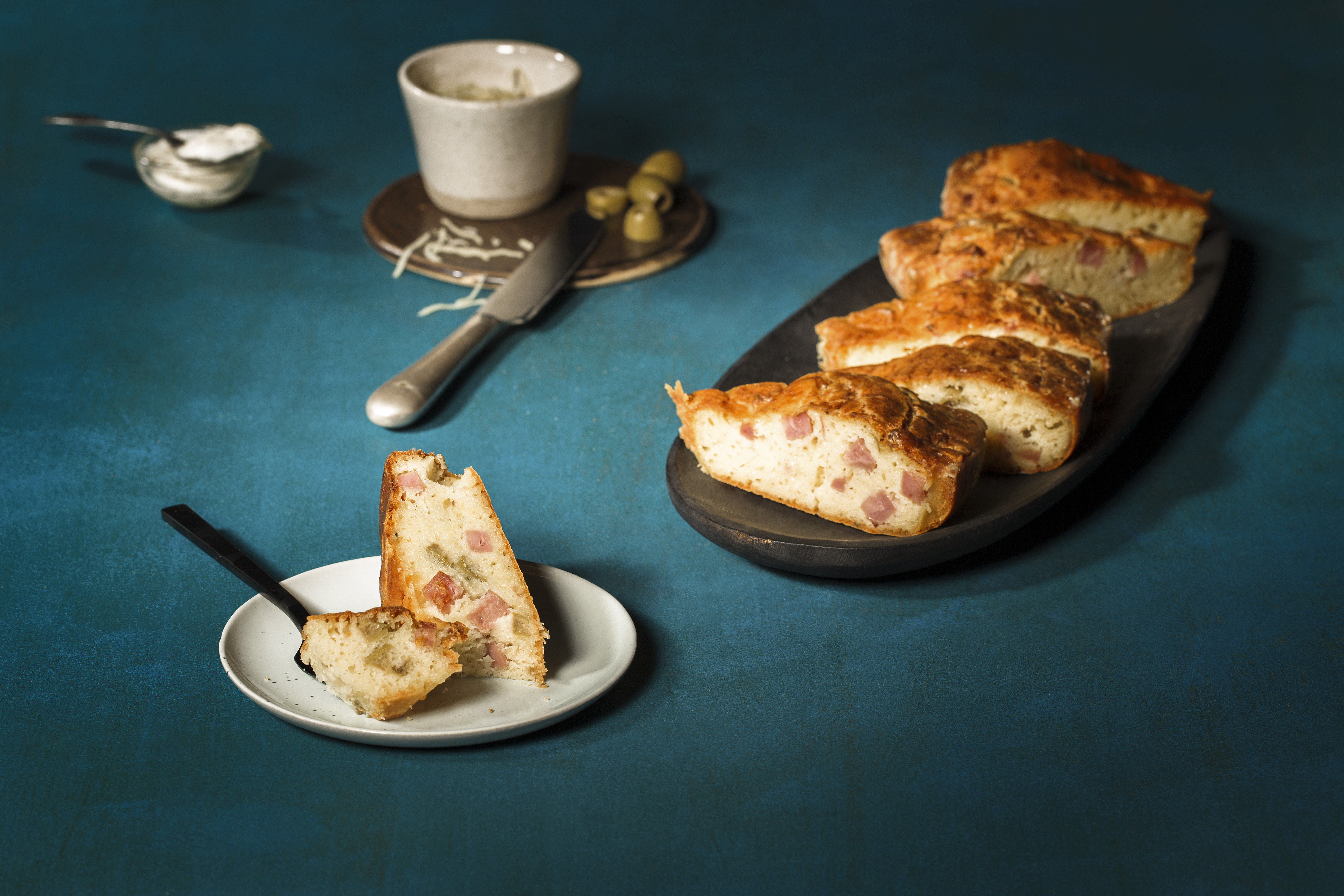 Herzhafte Torte mit Schinken und grünen Oliven