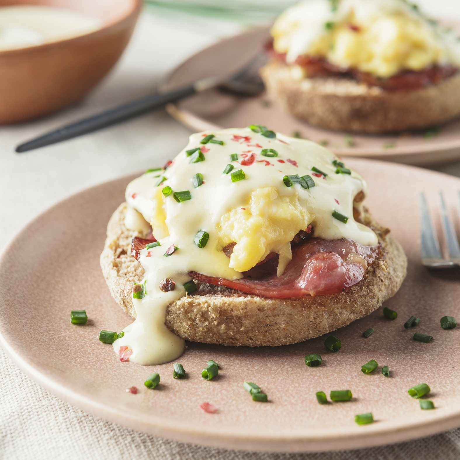 Eggs benedict roerei met een lichte hollandaisesaus