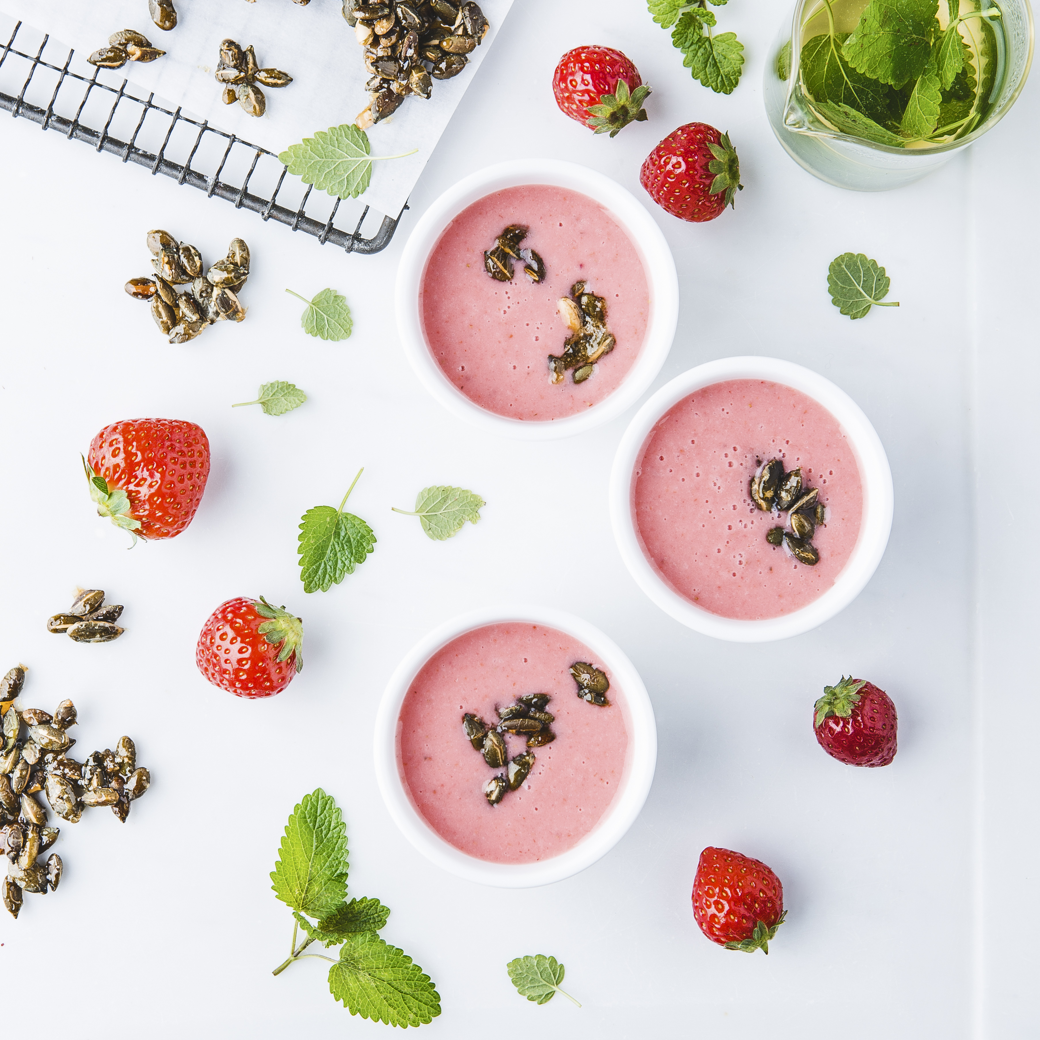 Crème de fraises infusées à la mélisse, graines de courges caramélisées