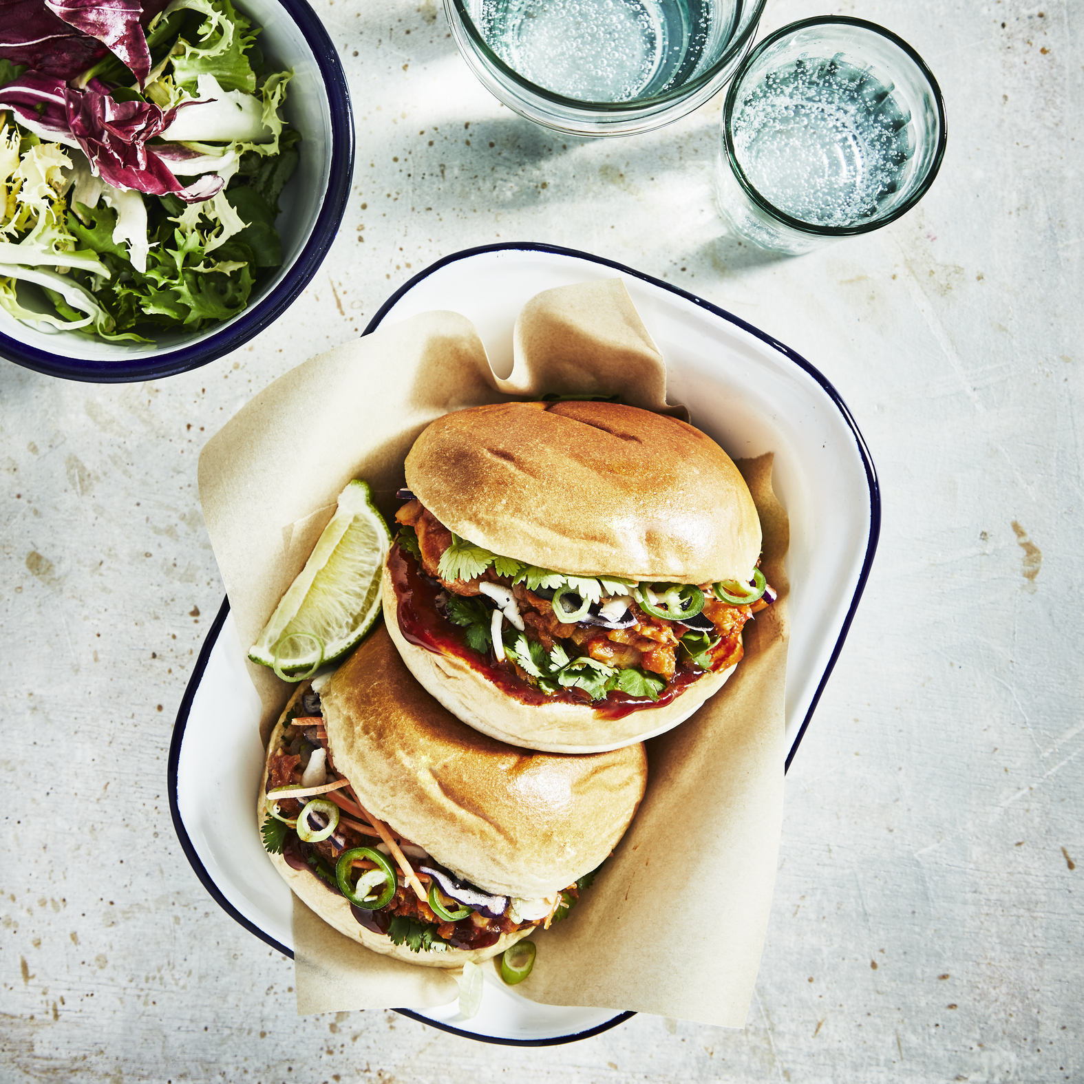 Vegan pulled pork burger