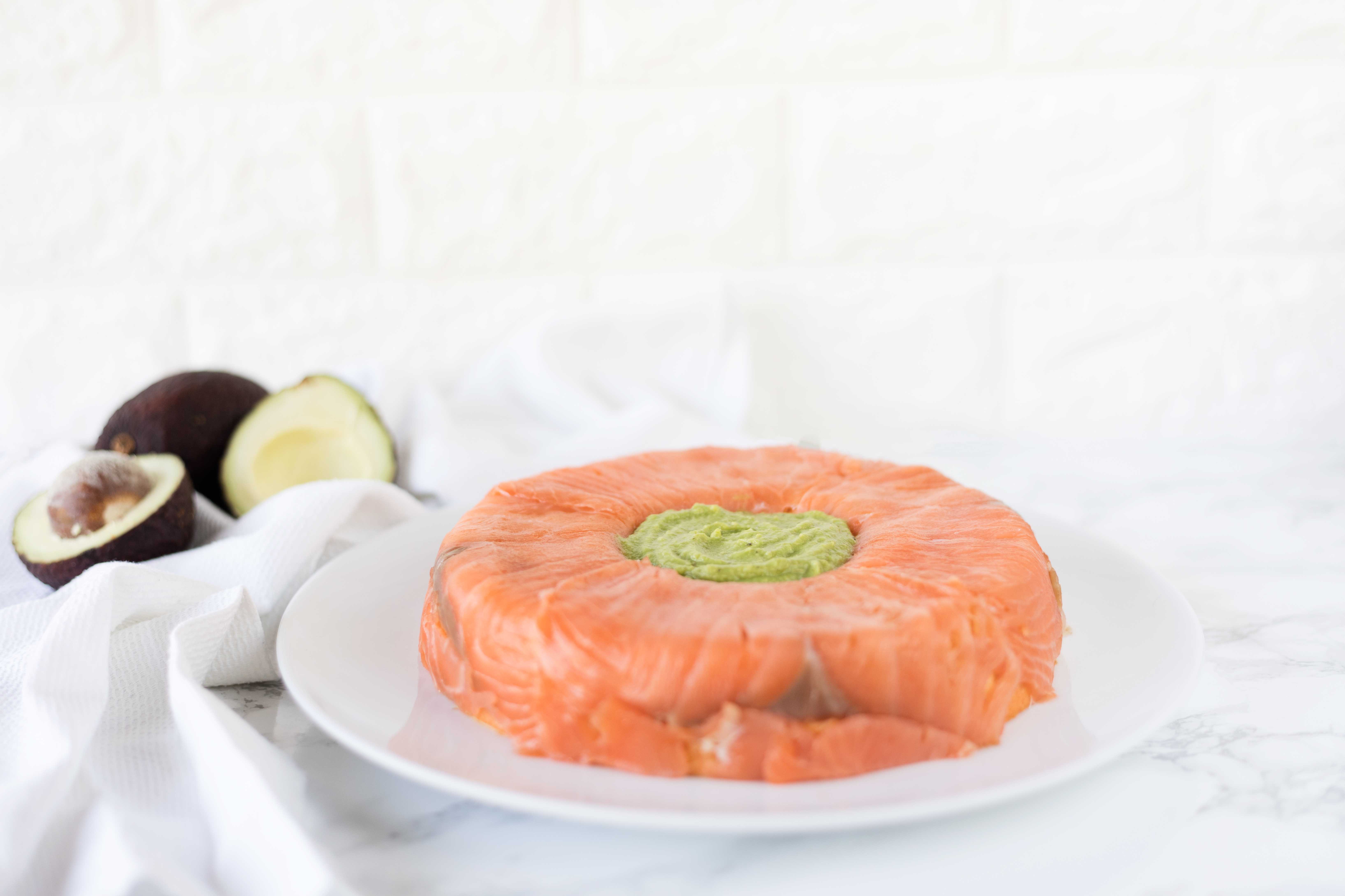 Corona de dos salmones con guacamole