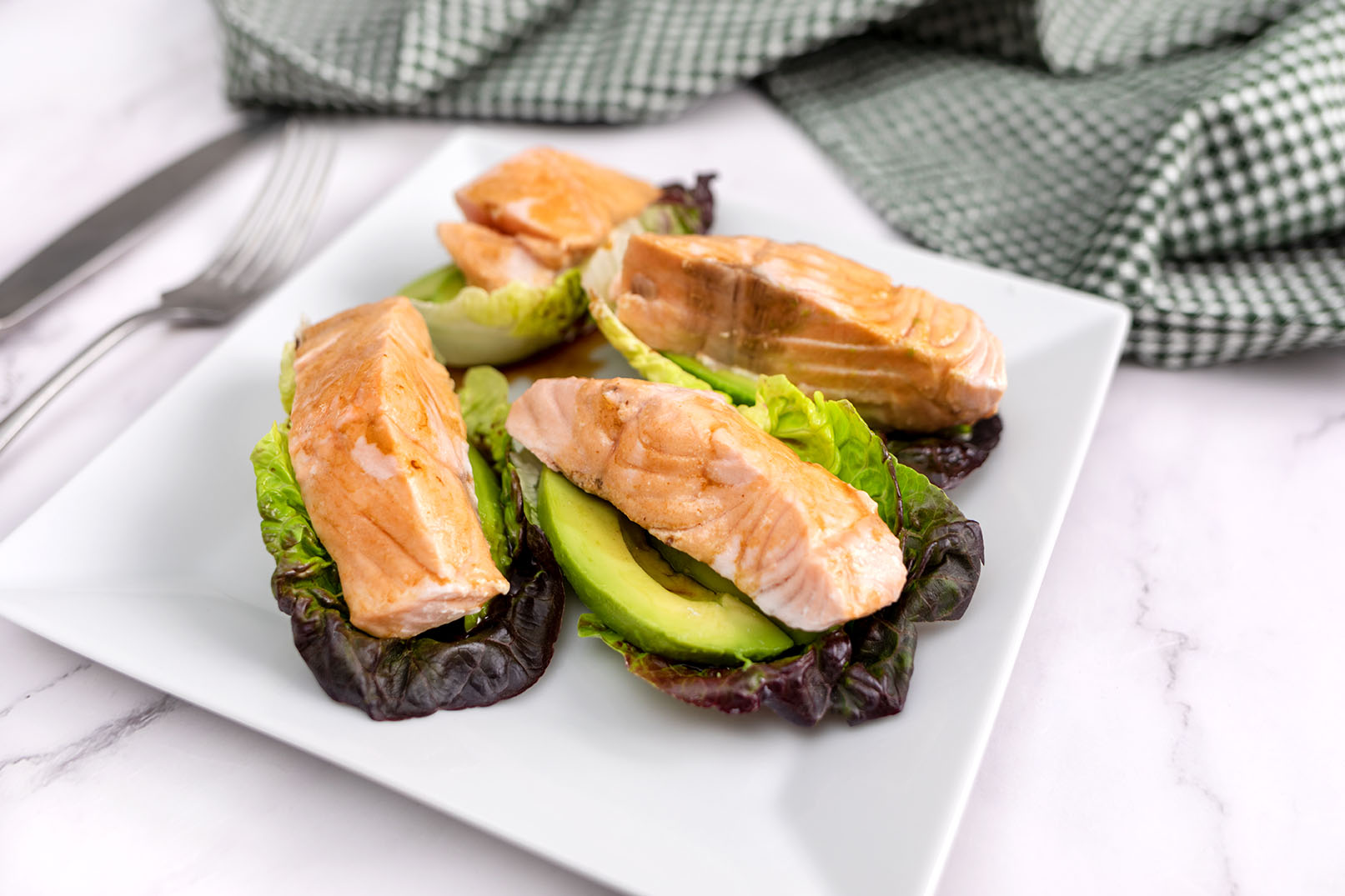 Rollitos de lechuga con salmón teriyaki y aguacate