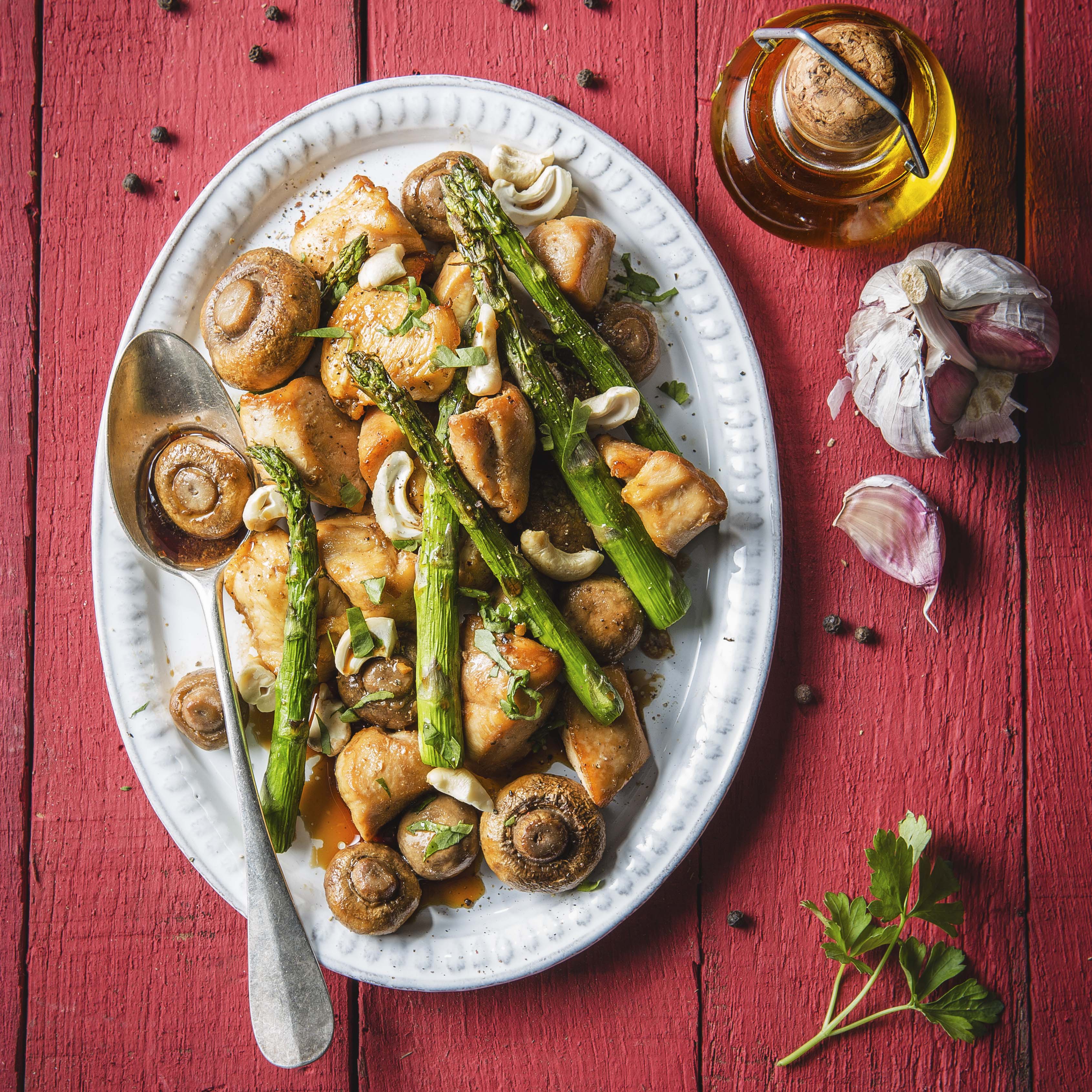 Gebratenes Hähnchen mit grünem Spargel, Champignons und Sojasauce