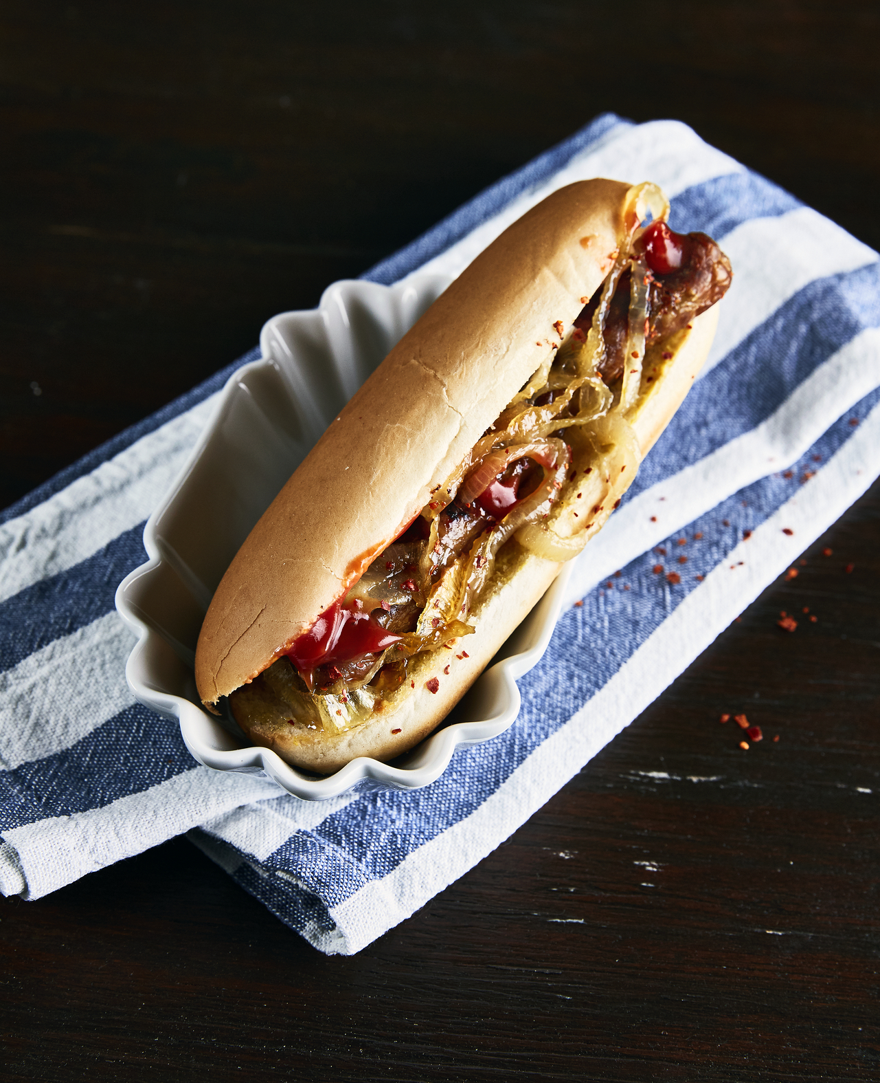 Hot Dog mit Bier-Bratwurst und Zwiebeln