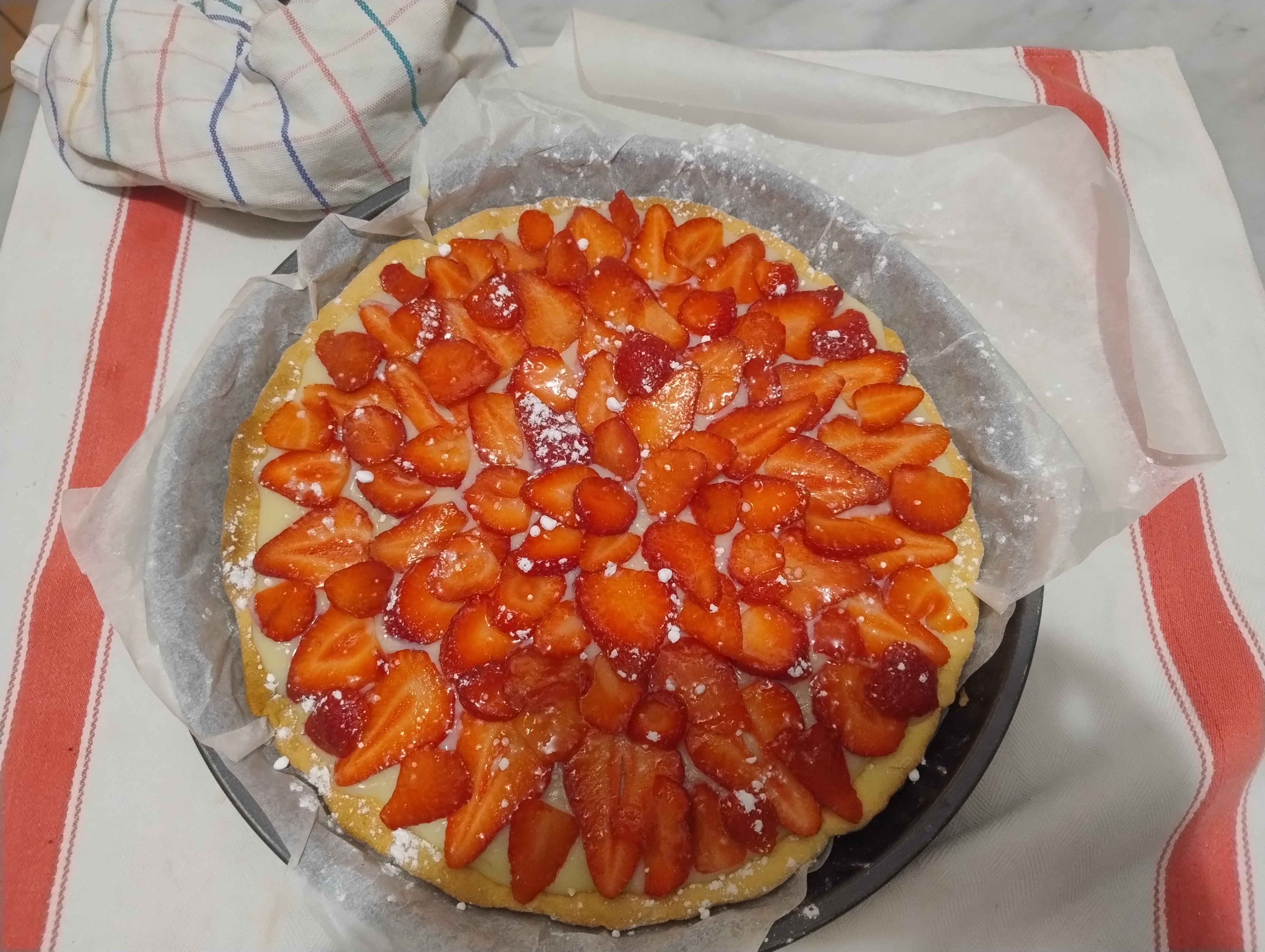 Crostata con crema chantilly e fragole
