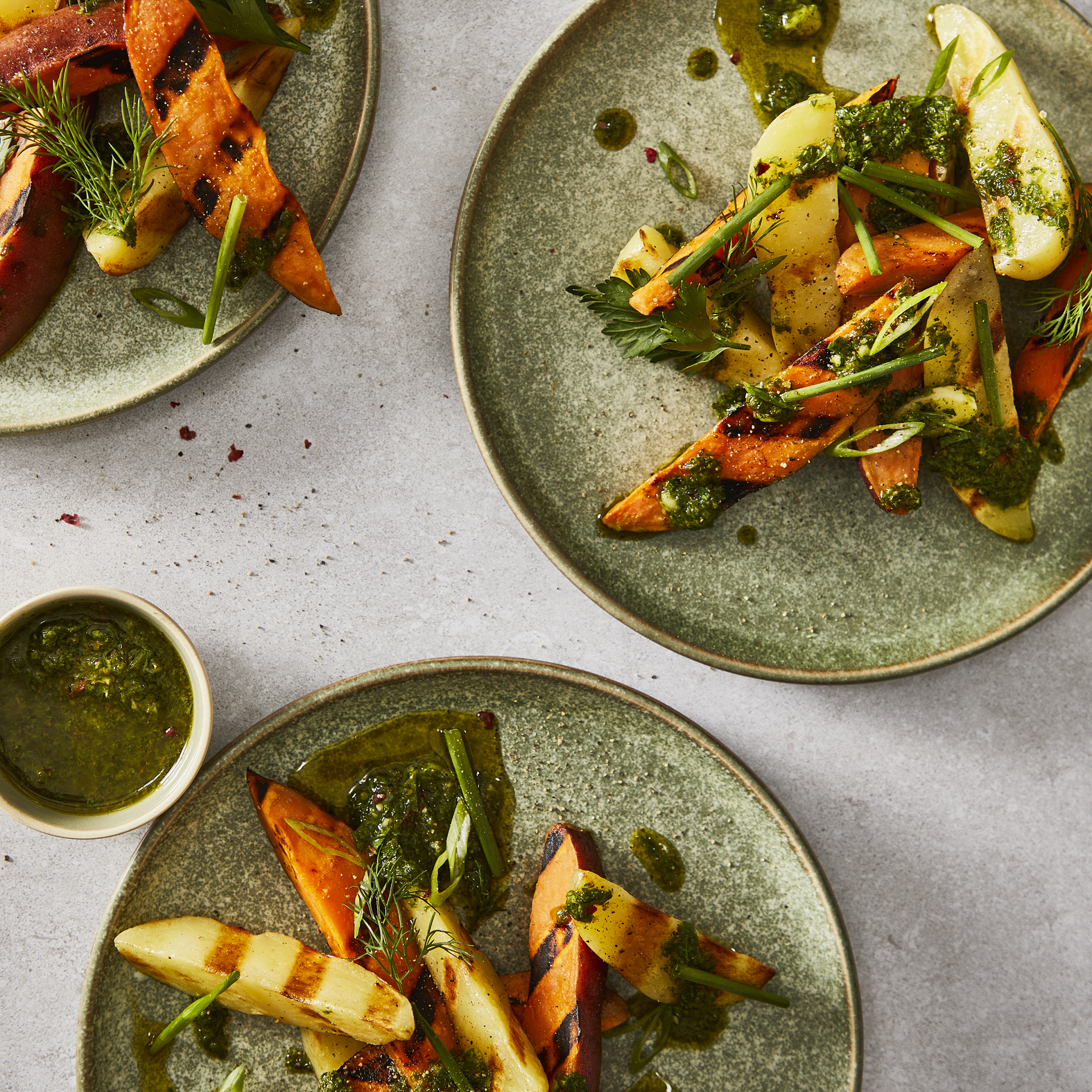 Ensalada de patatas a la parrilla con salsa chimichurri