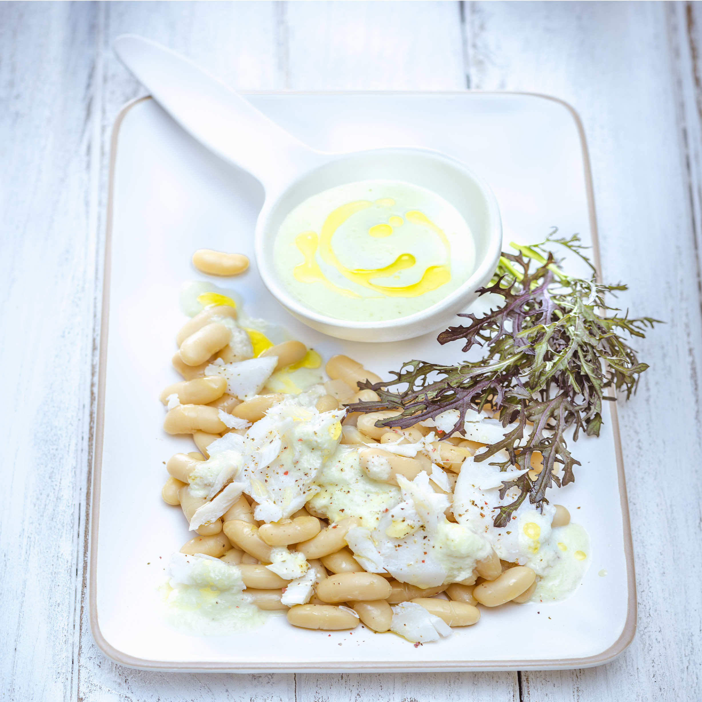 Salada de feijão manteiga e bacalhau