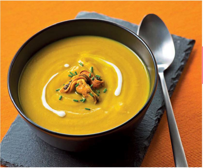 Indische Suppe mit Muscheln und Kokosmilch