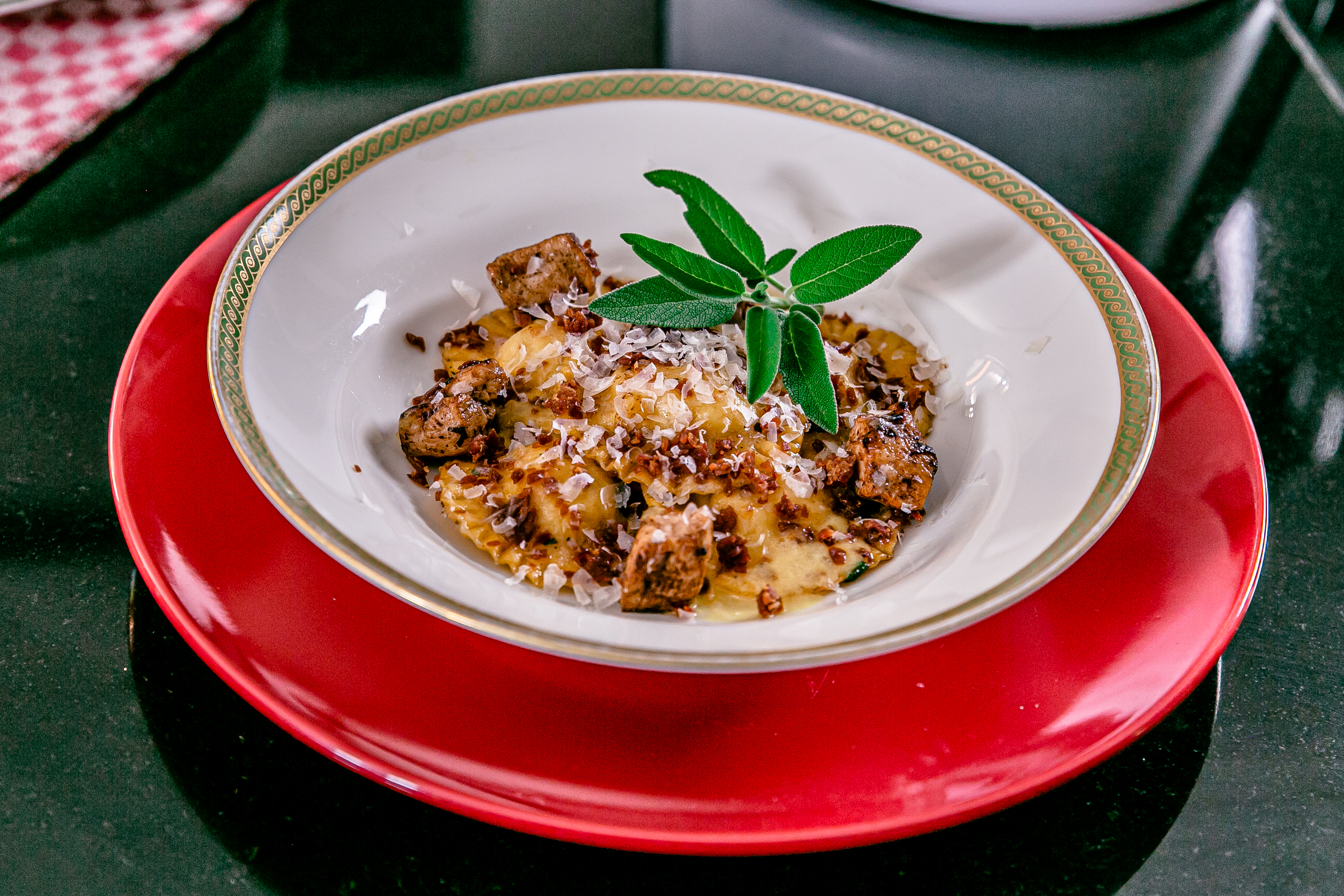 Zabaione di parmigiano con medaglie di faraona e prosciutto croccante