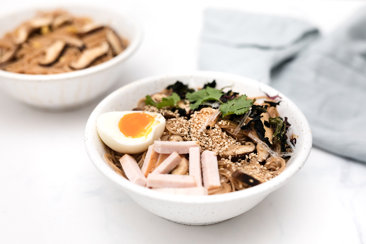 Fideos ramen con setas y pollo