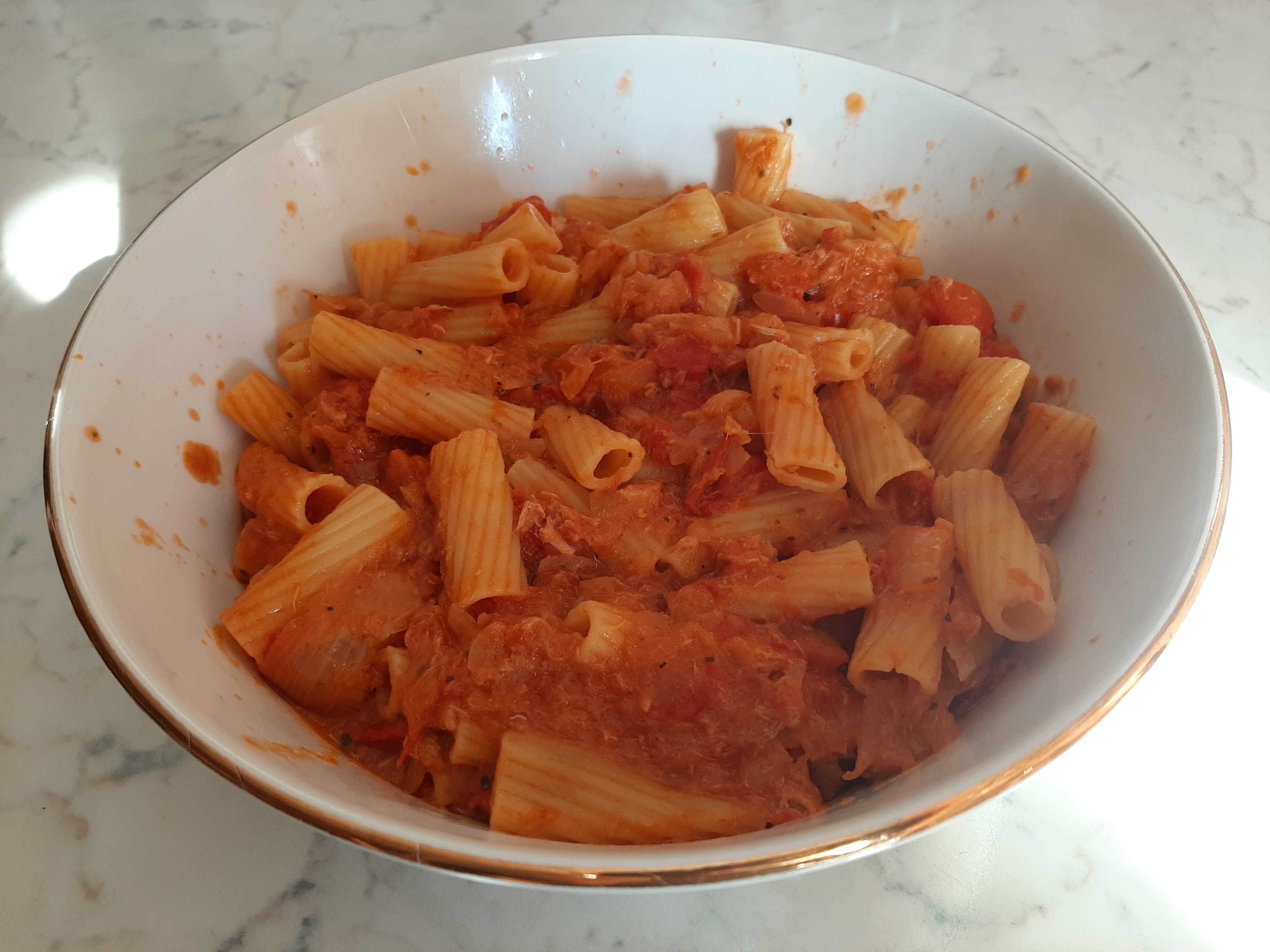 Pasta con tonno e pomodori