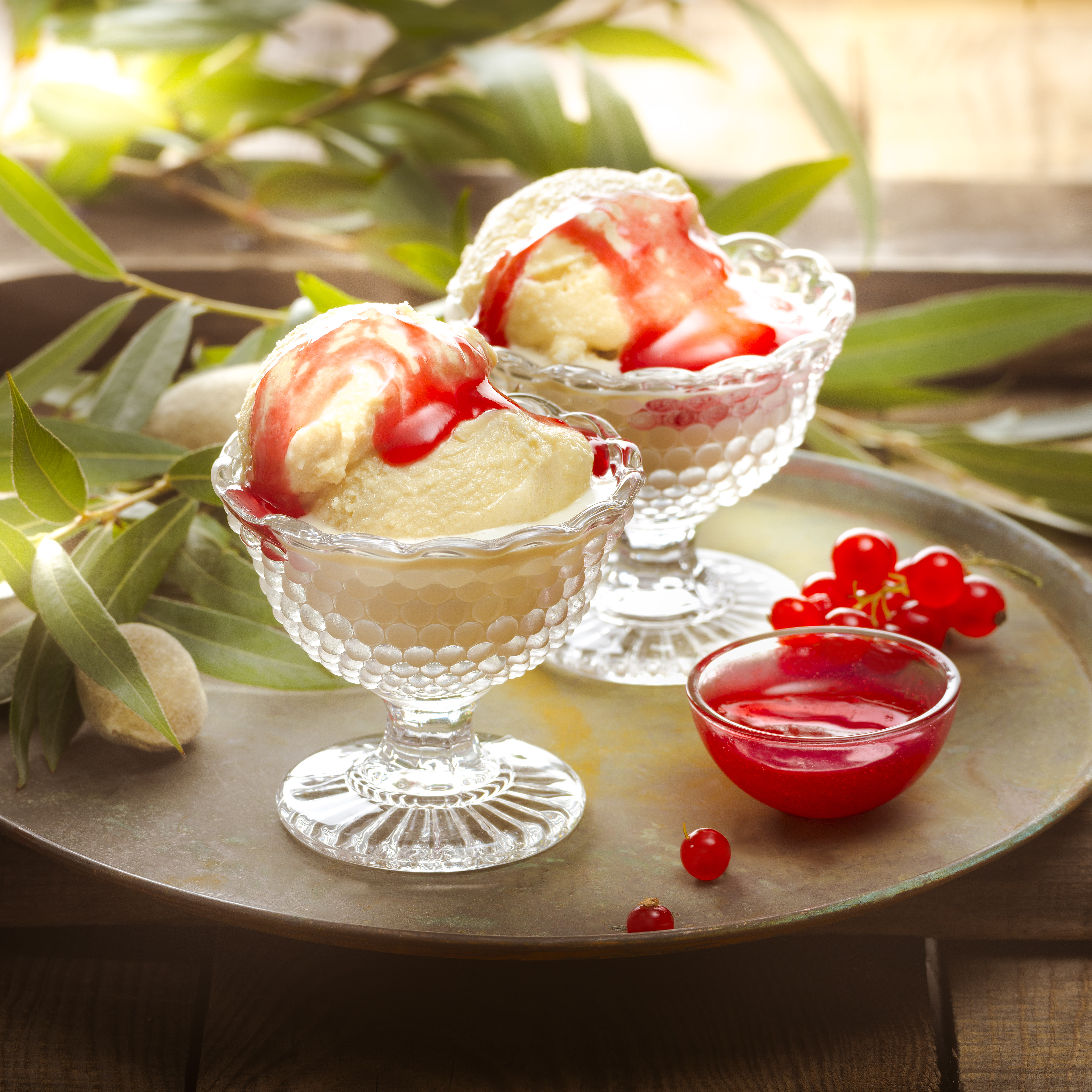 Helado de leche de almendra con coulis de grosella