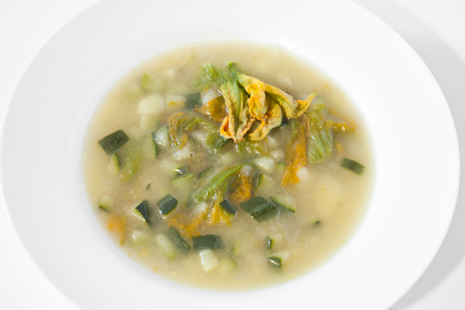 Zuppe di patate, zucchine e fiori di zucca
