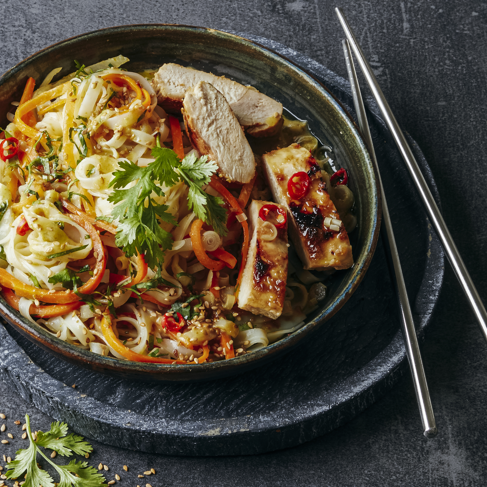 Pollo a la parrilla con lemongrass y fideos al curry verde