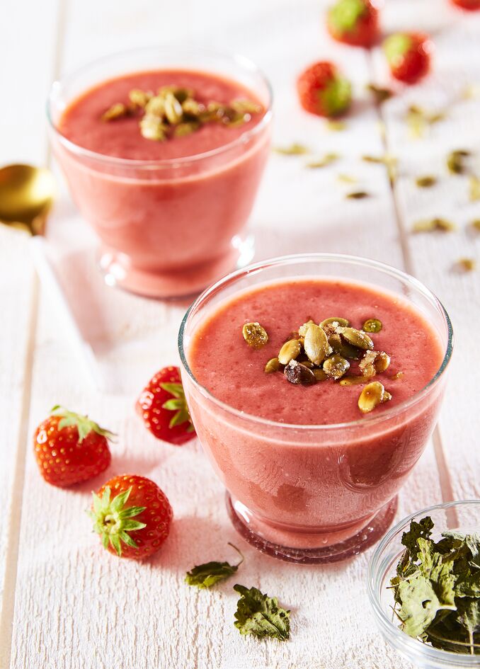 Crema de fresas con infusión de melisa y pipas de calabaza caramelizadas